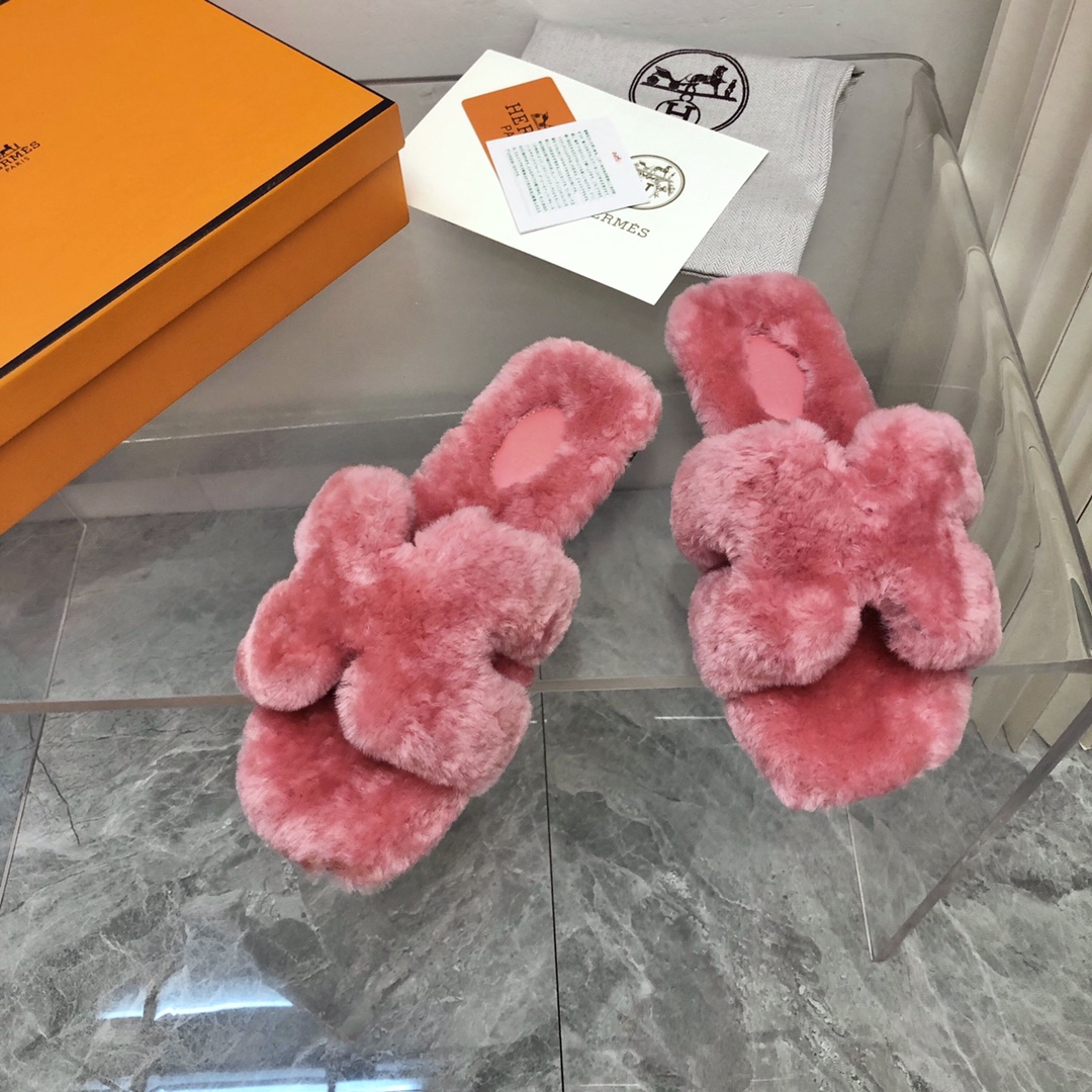 NO:615036,The highest version of handmade shoes on the market, the top product Hermès slippers —————————— The new early autumn model is the same as the original version, handmade by masters!  High-end customization, exclusive product, the highest version in the industry using Hermers uppers imported from Italy cowhide + original custom-grade Australian sheepskin feet + genuine leather outsole (pursuing top walking comfort) ━━━━Hermes━━━━━ size 35-40 (41.42 custom-made and non-refundable), fur shoes and slippers, hermes, hermes, slippers, cowhide, sheepskin, Leather  soles19860909市场最高版本纯手工鞋 顶级产品爱马仕拖鞋 —————————— 早秋新款原版一样, 师傅级纯手工打造 ！高端定制,独家产品,行业最高版本采用Hermers鞋面意大利进口牛皮+原版订制级澳洲羊皮垫脚+真皮大底（追求顶级行走舒适度）━━━━Hermes━━━━━ size35-40（41.42定做不退换）,毛毛鞋拖鞋,hermes,hermes,slippers,cowhide,sheepskin,Leather soles,Women's Shoes
