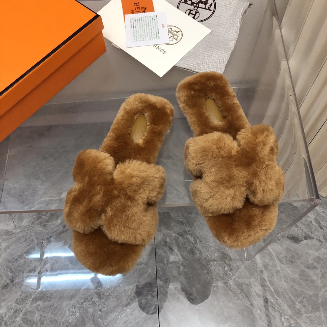 NO:615040,The highest version of handmade shoes on the market, the top product Hermès slippers —————————— The new early autumn model is the same as the original version, handmade by masters!  High-end customization, exclusive product, the highest version in the industry using Hermers uppers imported from Italy cowhide + original custom-grade Australian sheepskin feet + genuine leather outsole (pursuing top walking comfort) ━━━━Hermes━━━━━ size 35-40 (41.42 custom-made and non-refundable), fur shoes and slippers, hermes, hermes, slippers, cowhide, sheepskin, Leather  soles19860909市场最高版本纯手工鞋 顶级产品爱马仕拖鞋 —————————— 早秋新款原版一样, 师傅级纯手工打造 ！高端定制,独家产品,行业最高版本采用Hermers鞋面意大利进口牛皮+原版订制级澳洲羊皮垫脚+真皮大底（追求顶级行走舒适度）━━━━Hermes━━━━━ size35-40（41.42定做不退换）,毛毛鞋拖鞋,hermes,hermes,slippers,cowhide,sheepskin,Leather soles,Women's Shoes