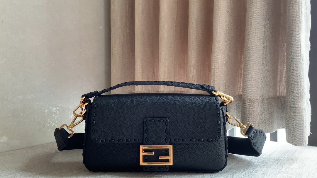 Fendi Black Togo leather, hand-made stringing, full of high-end feel