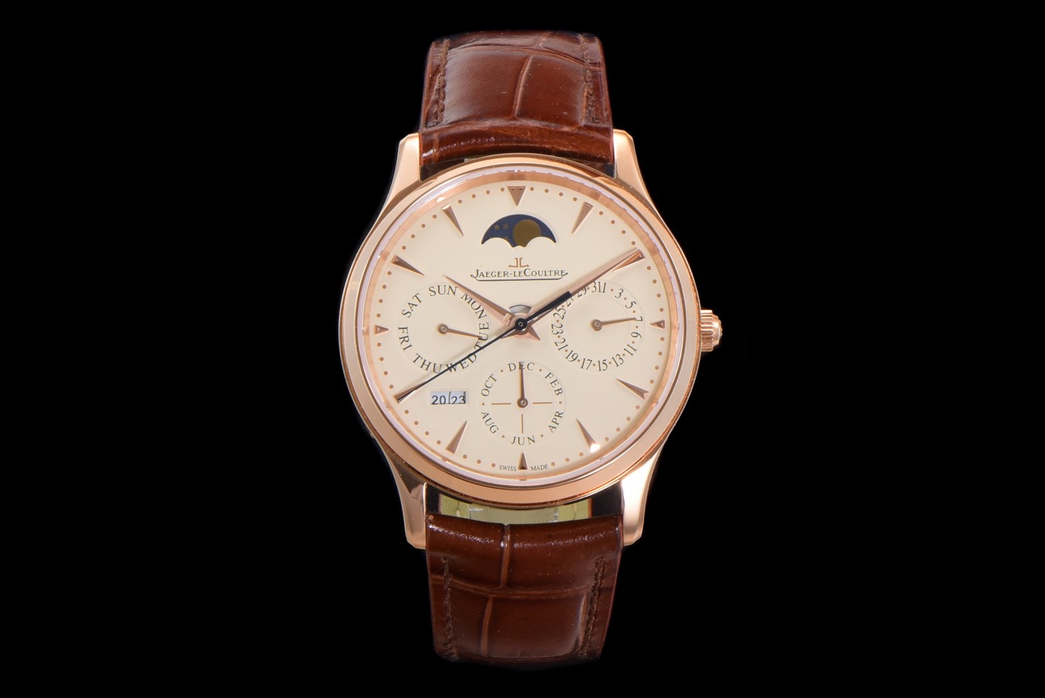 NO:143752,After three years of researching the full-function perpetual calendar mechanical movement, Factory J replicated the Jaeger-LeCoultre Perpetual Calendar automatic mechanical watch. With the persistence of the concept of time and cost, it has achieved the same function of using imported mechanical movements to restore the complex function of the integrated machine/1 movement. 1: Perpetual calendar function, which can touch the 8-point position invisible button to adjust the calendar year through month adjustment, so that the perpetual calendar year is operated normally, which facilitates the operation of the function module of the calendar, and the year display makes it easier to replace the perpetual calendar function module.  2: Calendar disc, weekday disc, month disc, 1. The calendar disc display is 3 o'clock, which can be adjusted to the front date and reversed to the back date. *The reverse adjustment is not recommended, so the function will jump. 2. The weekday disc display is 9 o'clock, which can be reversed through the second gear pulled out of the bar and adjusted through 24-hour time. 3. The month disc display is 6 o'clock, which can be touched and adjusted through the 8 o'clock invisible button, and the operating lever with a special adjustment button is provided. In order to restore and realize the three functions, all can be adjusted separately, which is convenient for wearing. 3: The warning window function is a fan-shaped window located above the needle shaft in the center of the dial. When it is displayed in white, the year can be adjusted manually. When it is displayed in blue, it is a restricted area time period. It is best not to adjust the year in this area to avoid destroying the normal service life of the movement. Therefore, the /1 movement is a complex function movement, which is not a movement defect, and the same is true for the original.  4: The moon phase disc function is located at 12 o'clock and the moon phase window runs for 30 days to realize the real function true moon image. It can be adjusted in reverse through the first gear pulled out of the bar, which actually solves the problem that the moon image function cannot be adjusted separately. In addition, the adjustment method of the above functions will be accompanied by a use adjustment instruction card to facilitate a simpler and clearer understanding of the watch friends. While paying attention to function restoration, the appearance restoration is also the top priority. 1: The materials at the bottom of the shell ring are all made of stainless steel materials that are the same as the original, and each accessory is individually made by CNC to restore the original appearance effect, maintain the original size of 39mm, and the thickness is the closest to the original size. On the basis of the full realization of complex functions, the overall thickness should be controlled as much as possible, and now it is about 10mm.  2: The surface disk is restored according to the original size. The scale Ding is a mold-opening real Ding, and the three-dimensional and gloss are infinitely restored. The size and Ding position are all QC. The three-dimensional concave and concave feel are consistent with the original. The scale points and logos are also as good as possible. All surface disk colors are restored to the same as possible. 3: Use the Toffee pointer, the Toffee sword-type pointer is the logo pointer of the Jaeger-LeCoultre brand, half blasting and half polishing, and the hour and second hands are micro-bending technology. The steel blue needle is burning steel blue, and the blue is purer. All efforts are the necessary way to achieve the results. Restore this Jaeger-LeCoultre Master complex perpetual calendar watch as much as possible, so that watch friends can feel the charm of the watch more personally while they like it., jaeger-lecoultre19860909J厂经过3年研究全功能万年历机械机芯,复刻积家大师万年历自动机械腕表.在不计时间和成本的理念坚持下,实现了使用进口机械机芯还原一体机复杂功能/1机芯所功能一致, 一:万年历功能,可触及8点位置隐形按键通过月份调节年历,万年历年份正常运行,这样便于年历的功能模块的运转,年份显示一使更换万年历功能模块更简便. 二:日历盘星期盘月份盘功能,1.日历盘3点位显示,可通过巴的拉出的第一个档位顺转向前日期调节,逆转向后日期调节,*不建议逆调因此功能会跳动月像盘.2.星期盘9点位显示,可通过巴的拉出的第二个档位逆转通过24小时时间调节.3.月份盘6点位显示,可通过8点位隐形按键触及调节,附配送专用调节按键的操作杆.以此还原和实现3个功能均可单独调节,便于佩戴时操作. 三:警示窗功能,位于表盘中央的针轴上方的一个扇形窗口,显示为白色时可手动调整年份,显示为蓝色时为禁区时间段,这个区域最好不要调年份,以免破坏机芯的正常使用寿命,因此款/1机芯为复杂功能机芯,并不是机芯缺陷,原装也是如此. 四:月相盘功能,位于12点位置月相窗口30天运行一圈,实现真功能真月像,可通过巴的拉出的第一个档位逆转调节,实际解决了月像功能不能单独调节的问题. 另此以上功能的调节方法会附送使用调节说明卡一张,以便于表友更简单明了的了解. 在重视功能还原的同时,外观的还原也是重中之重. 一:壳圈底的材料均使用和原一致的精钢材料,每个配件均单独通过CNC精密制作,以此还原本来的外观效果,保持原39mm大小,厚度更是最接近原装的尺寸,在复杂功能全实现的基础上,尽可能控制整体厚度,现做到10mm左右. 二:面盘的还原,根据原装尺寸还原,刻度丁均为开模真丁,立体感和光泽度无限还原,尺寸和丁的位置更是全QC,3个功能盘的做法跟原装一致均为凹下,月像窗口和万年历窗口立体凸凹感更明显,刻度点和Logo也跟足原版,微凸的观感,所有面盘色也尽可能的还原到一致. 三:使用太妃指针,太妃剑型指针是积家品牌的标志指针,为一半喷砂一半抛光,且时针和秒针均为微压弯工艺,钢蓝针为烧钢蓝,蓝色更纯正. 所有努力的过程都是实现结果的必经之途,尽可能的还原此款积家大师复杂万年历腕表,让表友在喜爱的同时更切身的感受腕表的魅力.,,jaeger-lecoultre,Watch