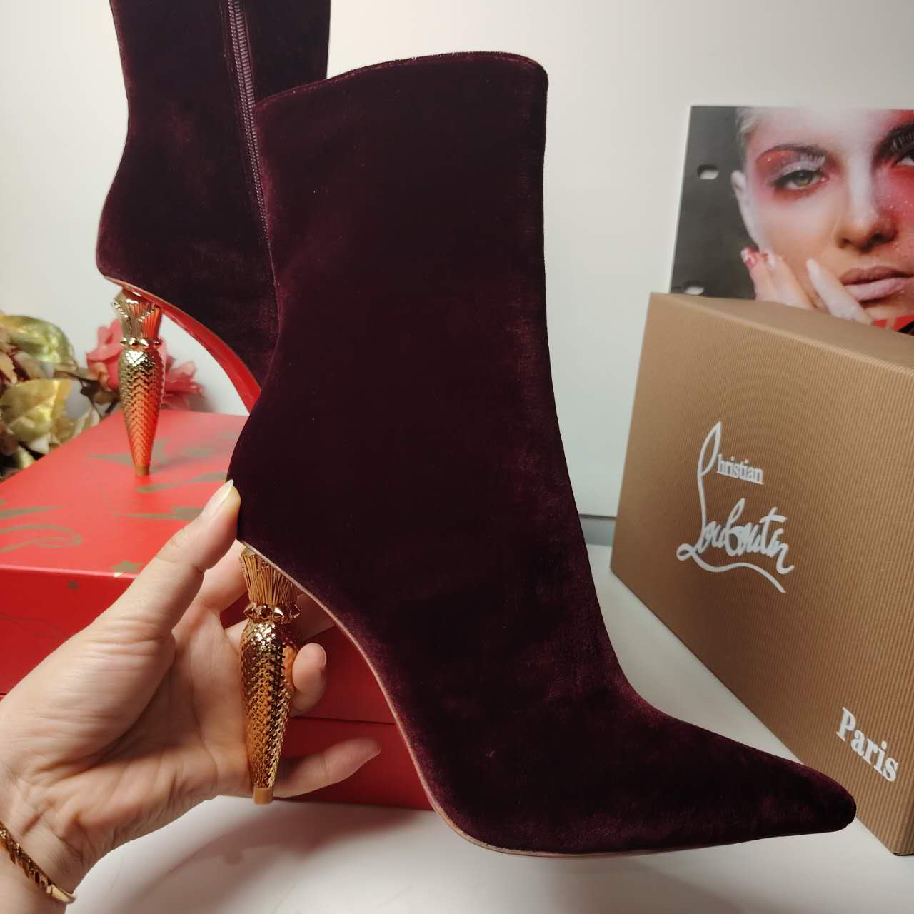 Glamorous Golden Heel: Egyptian-Inspired Velvet Boots in Black and Wine Red - 图片 2