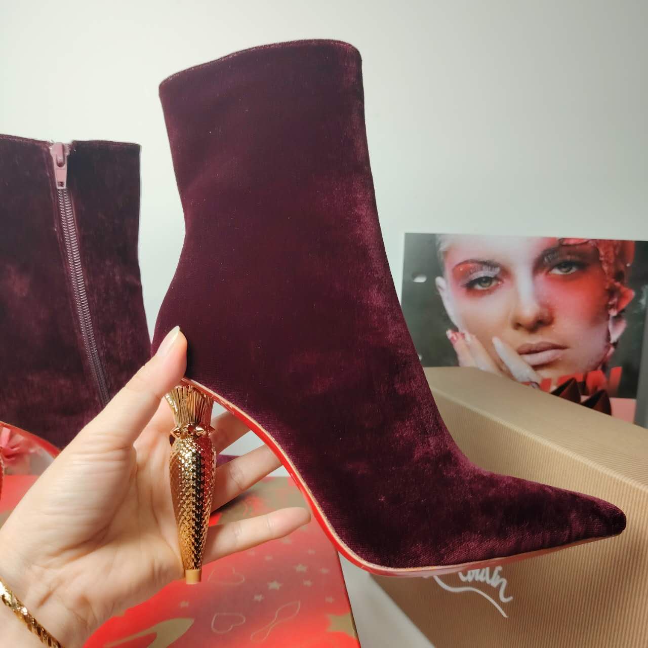 Glamorous Golden Heel: Egyptian-Inspired Velvet Boots in Black and Wine Red - 图片 3