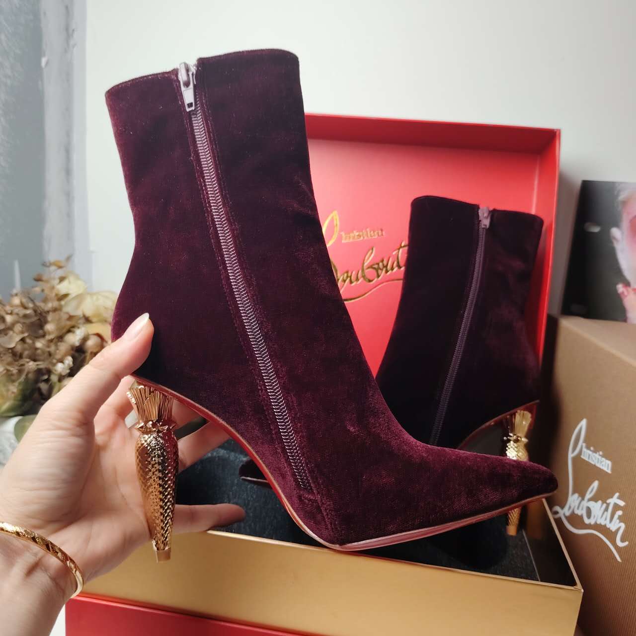 Glamorous Golden Heel: Egyptian-Inspired Velvet Boots in Black and Wine Red - 图片 4