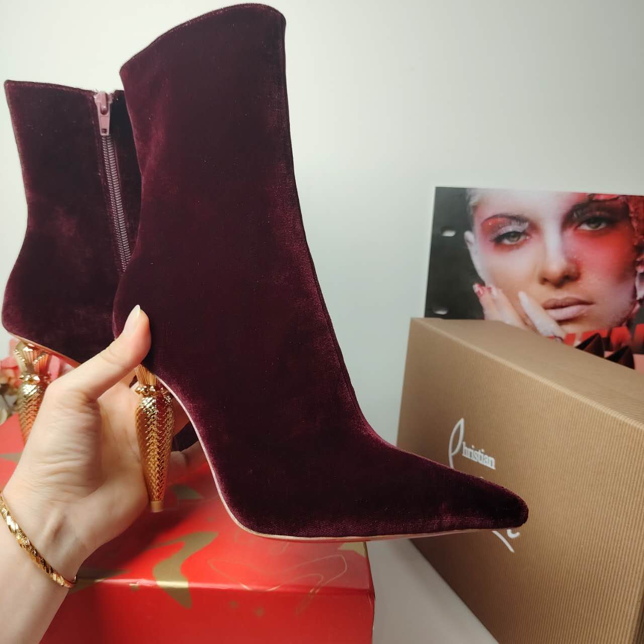 Glamorous Golden Heel: Egyptian-Inspired Velvet Boots in Black and Wine Red - 图片 5