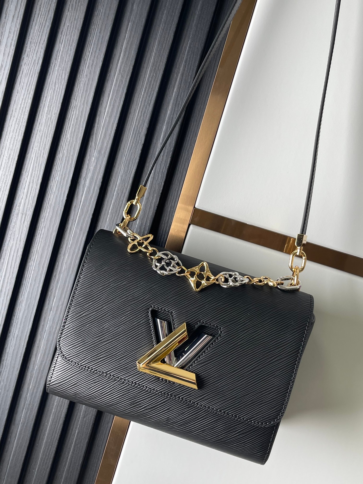 M22773 Bolso mediano TWIST serie Twist ondulación de agua negra