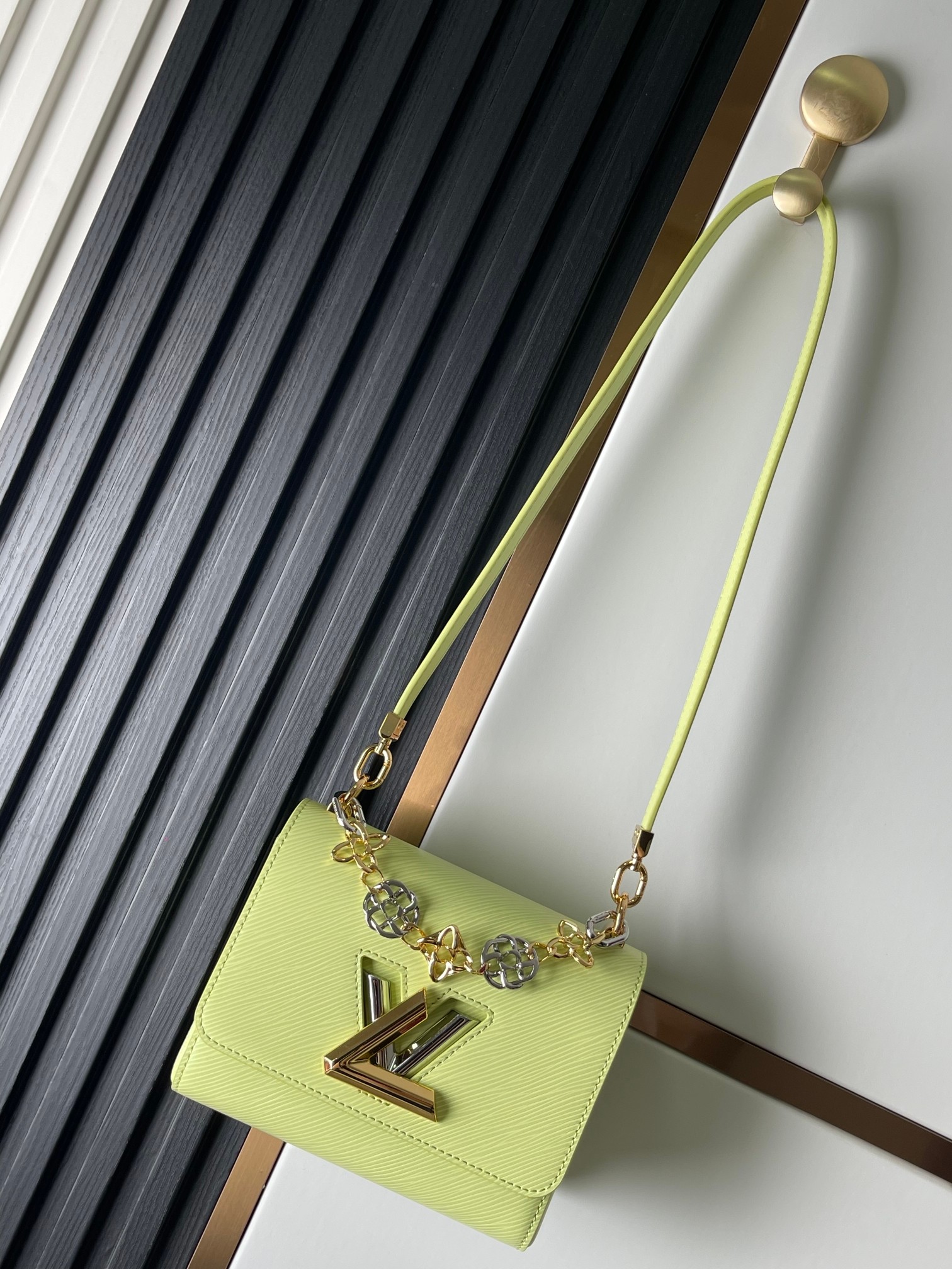 M22768 bolso pequeño TWIST serie Twist ondulada agua verde manzana