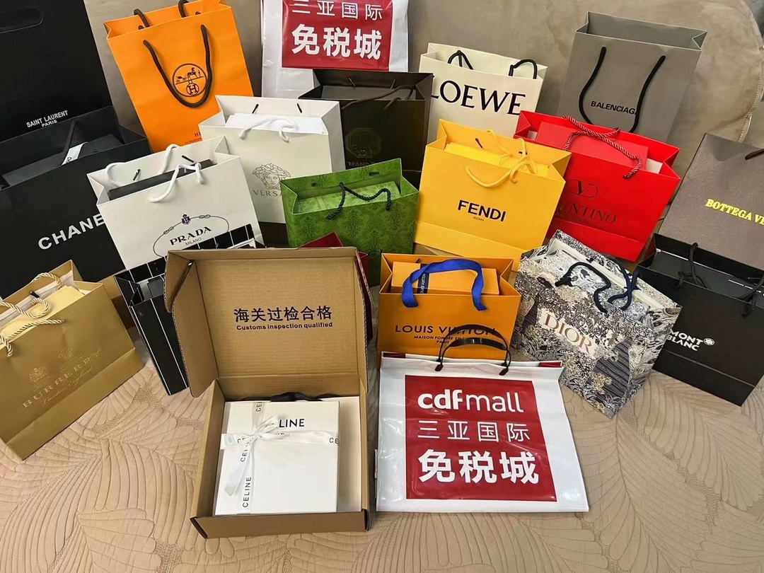 Gucci 采用新的冲孔印花元素 简约风針扣寬版皮帶 𝟑.𝟖𝐜𝐦