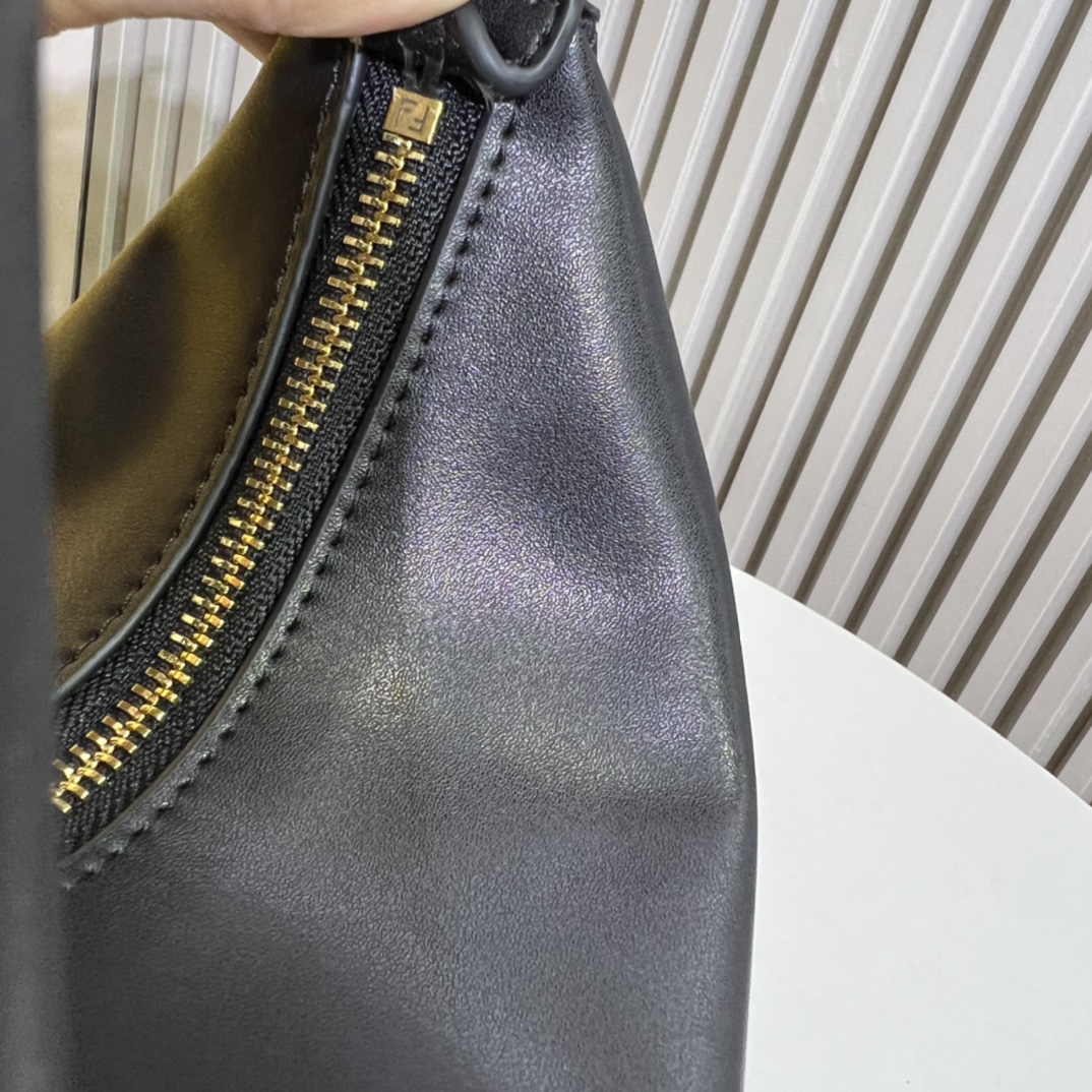 。中号新月包，柔软皮革材质，饰有复古金色金属FENDI字样。拉链开合，设有布料衬里内隔层，配金色金属件。