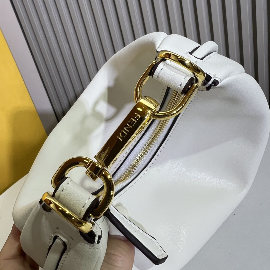 。中号新月包，柔软皮革材质，饰有复古金色金属FENDI字样。拉链开合，设有布料衬里内隔层，配金色金属件。