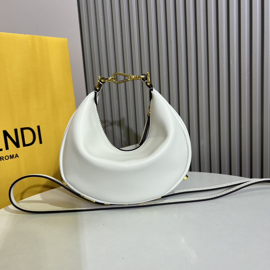 。中号新月包，柔软皮革材质，饰有复古金色金属FENDI字样。拉链开合，设有布料衬里内隔层，配金色金属件。