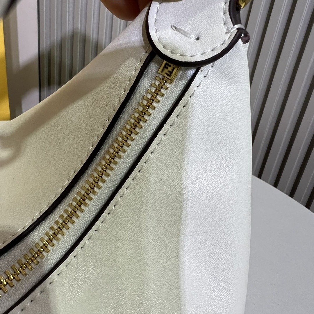 。中号新月包，柔软皮革材质，饰有复古金色金属FENDI字样。拉链开合，设有布料衬里内隔层，配金色金属件。