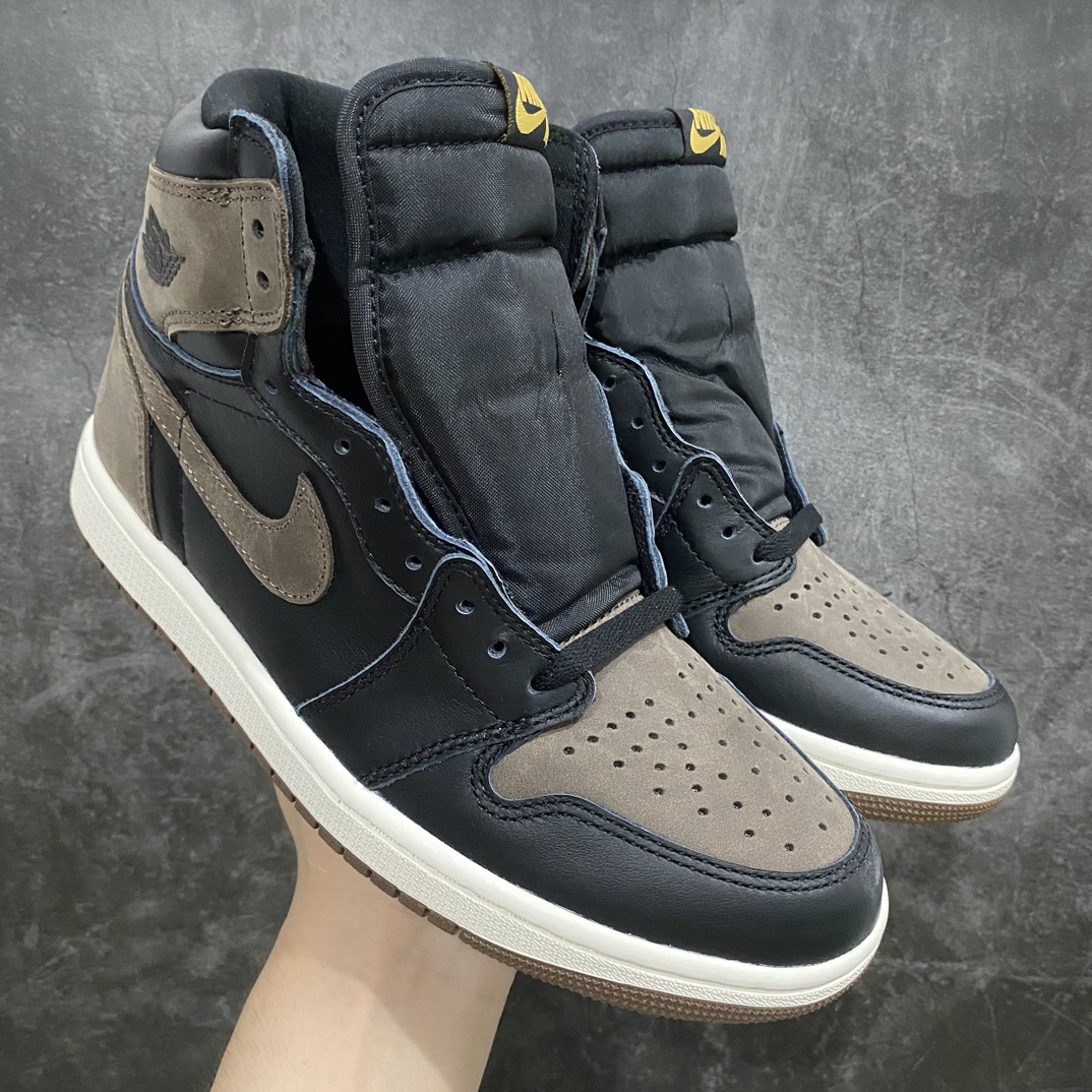 【OG纯原】Air Jordan AJ1 Retro High 高帮 高帮摩卡棕黑 DZ5485-020nn原盒原配 原厂拉帮工艺 针距密度一致 全新升级网板中底 原楦原纸板开发 后跟弧度收口自然不对折 极致一眼正品既视感 原厂皮料 进口玻璃冲刀皮料裁剪零毛边 承诺百分百一致原鞋 全鞋电脑针车工艺 鞋面清洁度最高QC检验标准 控制溢胶 飞翼3D高频深度立体 鞋盒、防尘纸 均采购来自原厂n SIZE：36 36.5 37.5 38 38.5 39 40 40.5 41 42 42.5 43 44 44.5 45 46 47.5-莆田鞋批发中心