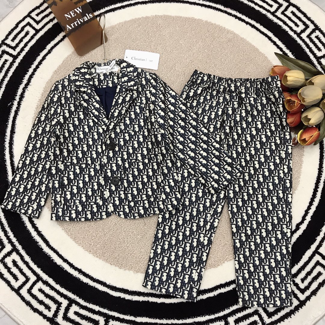 NO:209437,Size 110/1 DIO* denim suit suit [coat trousers] fully cover small letters denim jacquard logo~high quality selected fabrics are made of soft and comfortable, simple and fashionable, craftsmanship superimposed, visible high quality, super stylish and beautiful, special price, dior, jackets & coats, business suit,19860909尺码110/1  DIO* 牛仔小西装套装【外套长裤】全面覆盖小字母牛仔提花logo～高品质精选面料打造 柔软舒适 简约时尚 工艺叠加 看得见的高品质 超级有型又好看,特价款,dior,jackets & coats,business suit,,Children's