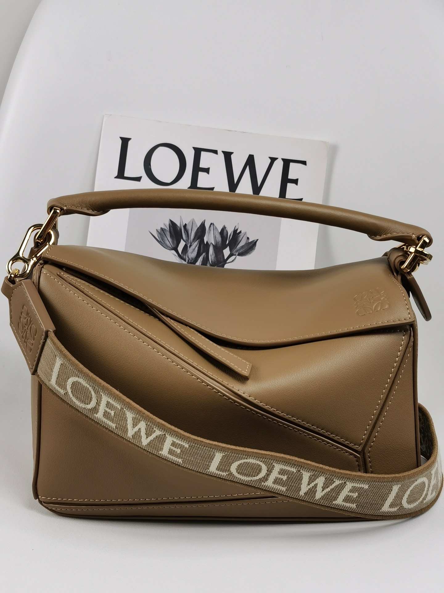 NO:182265,Genuine Grade Original Leather Version Lw Model 3501 Small Satin Cowhide Leather Puzzle Handbag Arrival Home debut handbag*Curvey shape and precise cutting technology create Puzzle’s unique geometric lines* This small version is made of satin cowhide leather with removable Loe*we jacquard strap This small Puzzle can hold for example a large wallet, all sizes of cell phones and sunglasses, shoulder or crossbody*carrying or top handle carrying* strap adjustable, removable*zip closure with cowhide zipper head*external zipper back pocket and an internal insert pocket Herringbone cotton canvas lining Anagram embossed size: 24*10.5*16CM, super Loewe, loewe, wallets, cowhide19860909正品级 原厂皮版本 Lw 型号3501  小号缎面牛皮革Puzzle 手袋 到货 家推出的首次亮相手提包*长方体形状和精确的切割技术创造了 Puzzle 独特的几何线条*这个小号版本采用缎面牛皮革制成 配有可拆卸Loe*we提花肩带 这款小号Puzzle可以容纳例如一只大号钱包,所有尺寸的手机和太阳镜, 肩背或斜挎*手拿或顶部提手携带*肩带可调节,可拆卸*拉链开合搭配牛皮革拉链头*外部拉链后袋和一个内部插袋 人字纹棉质帆布衬里Anagram 压纹 size:24*10.5*16CM,特级罗意威,loewe,loewe,wallets,cowhide,Bag