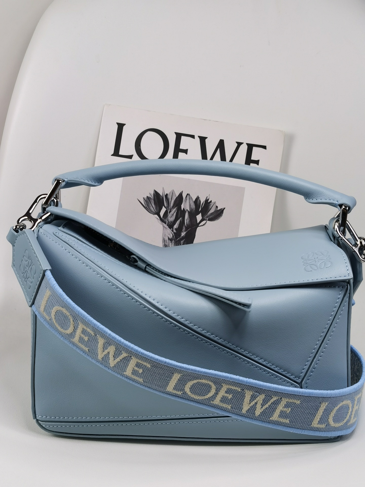 NO:182277,Genuine Grade Original Leather Version Lw 3501 Small Satin Cowhide Leather Puzzle Handbag Arrival Home debut handbag*Curvey shape and precise cutting technology create Puzzle’s unique geometric lines* This small version is made of satin cowhide leather with removable Loe*we jacquard strap This small Puzzle can hold for example a large wallet, all sizes of cell phones and sunglasses, shoulder or crossbody*carrying or top handle carrying* strap adjustable, removable*zip closure with cowhide zipper head*external zipper back pocket and an internal insert pocket Herringbone cotton canvas lining Anagram embossed size: 24*10.5*16CM, super Loewe, loewe, wallets, cowhide19860909正品级 原厂皮版本 Lw 3501 小号缎面牛皮革Puzzle 手袋 到货 家推出的首次亮相手提包*长方体形状和精确的切割技术创造了 Puzzle 独特的几何线条*这个小号版本采用缎面牛皮革制成 配有可拆卸Loe*we提花肩带 这款小号Puzzle可以容纳例如一只大号钱包,所有尺寸的手机和太阳镜, 肩背或斜挎*手拿或顶部提手携带*肩带可调节,可拆卸*拉链开合搭配牛皮革拉链头*外部拉链后袋和一个内部插袋 人字纹棉质帆布衬里Anagram 压纹 size:24*10.5*16CM,特级罗意威,loewe,loewe,wallets,cowhide,Bag