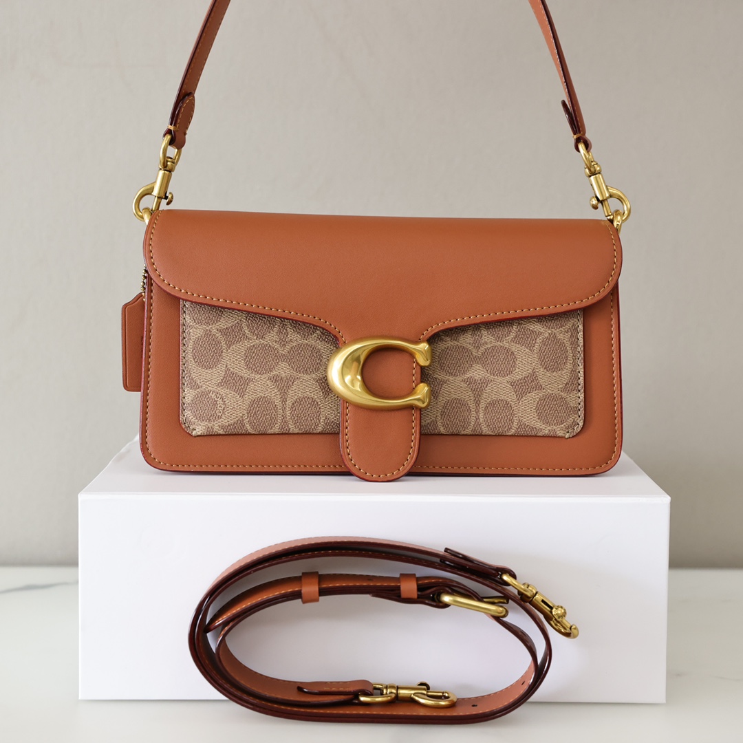 蔻驰Tabby酒神包💰230 复古又百搭,五金扣厚实,标配一长一短可卸肩带,内部结构分层合理,中间带拉链隔层小袋,把包分成三格,完美尺寸。 规格:25*15*7.5cm