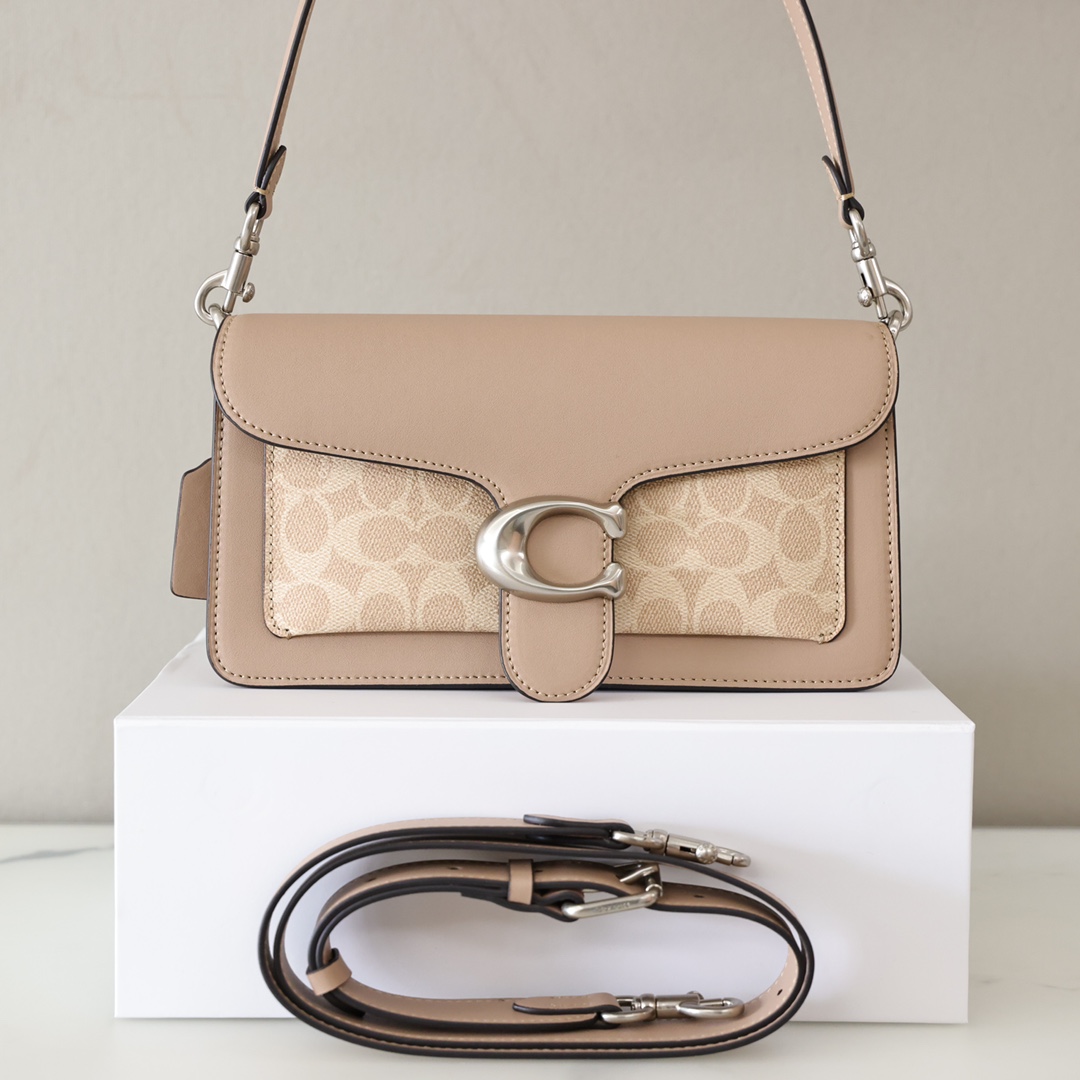 蔻驰Tabby酒神包💰230 复古又百搭,五金扣厚实,标配一长一短可卸肩带,内部结构分层合理,中间带拉链隔层小袋,把包分成三格,完美尺寸。 规格:25*15*7.5cm