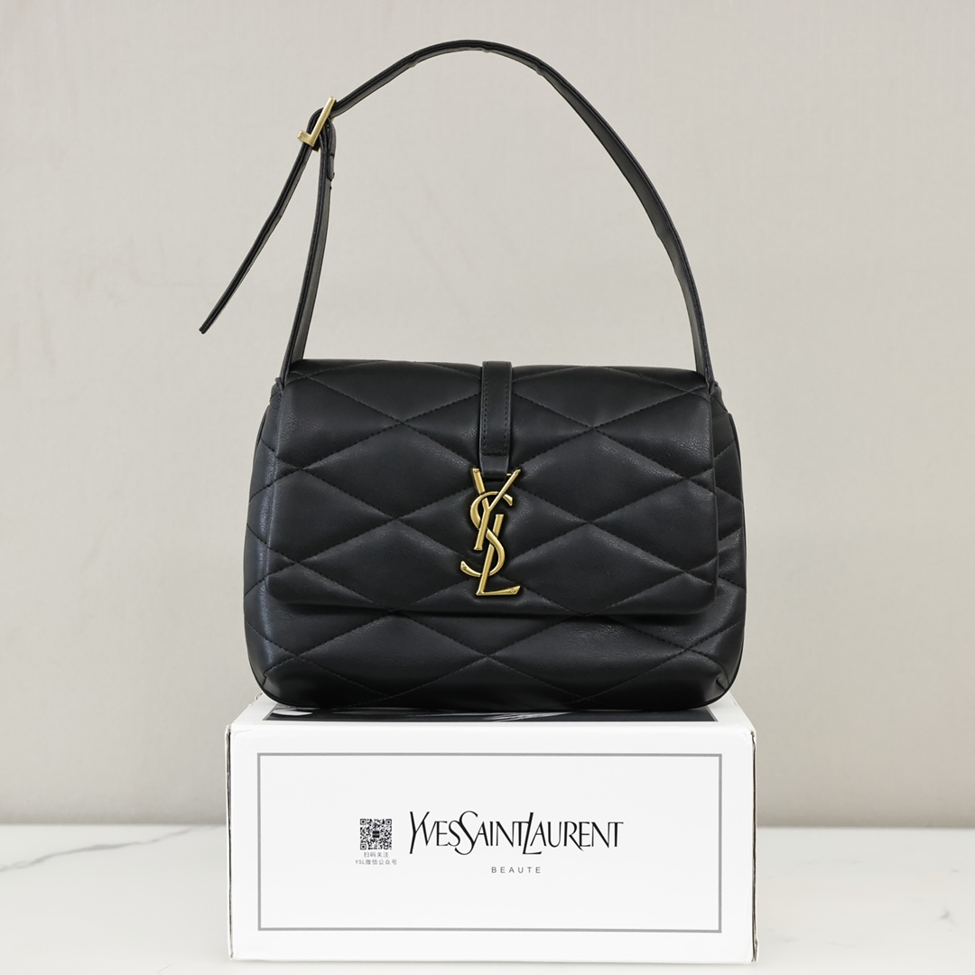 ysl圣罗兰LE57腋下包💰220 全包采用菱形纹绗缝工艺,正面金属logo徽标装饰点睛之笔,精致做工和浪漫情调邂逅融合,内部空间满足日常需求,复古又高级。 规格:24*18*5.5cm