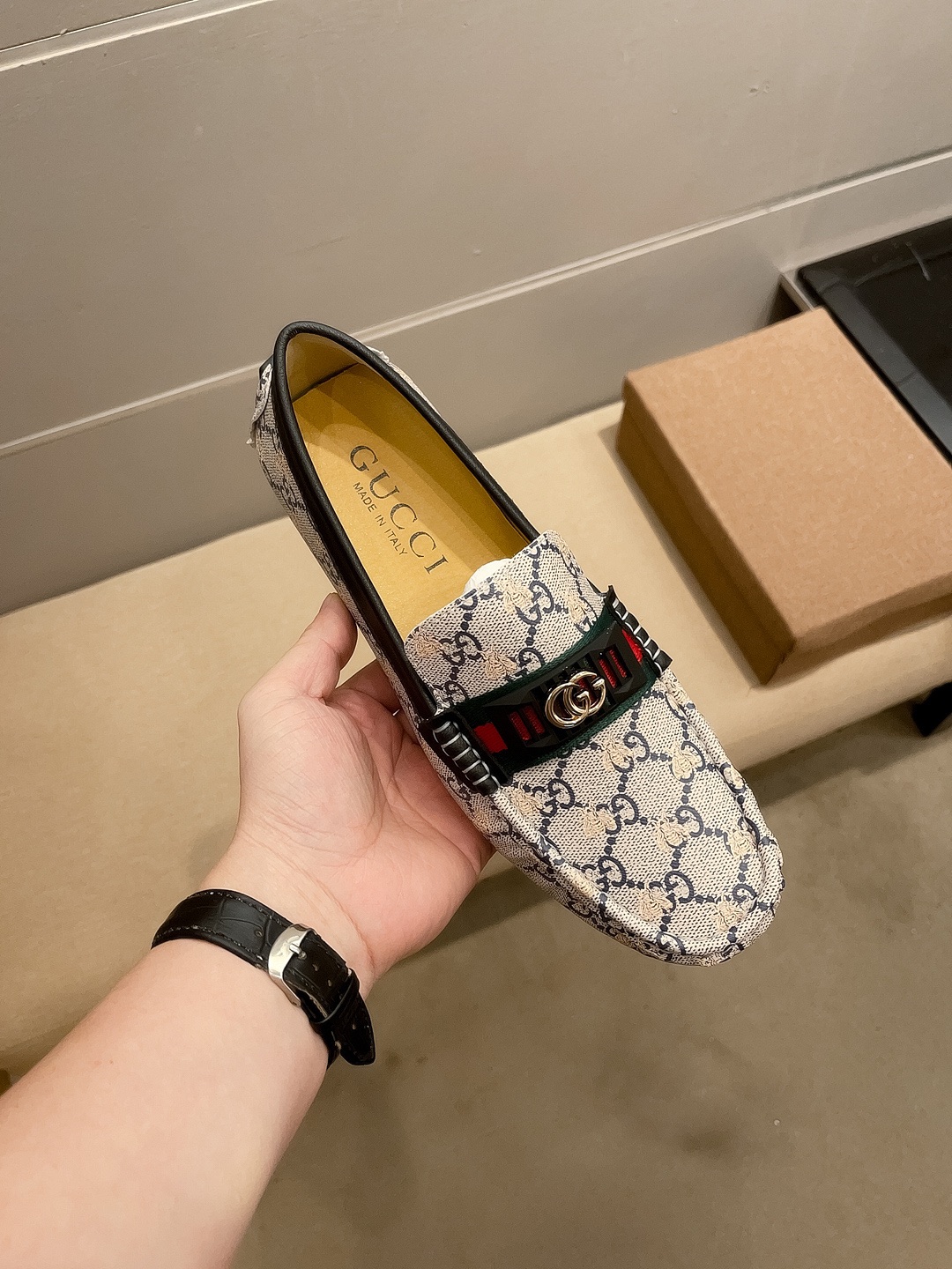 NO:353764,, Brand GUCCI, Guqi official flagship store Doudou shoes ~ Four Seasons Trendy Shoes》 counter quality, Guqi 1:1 high-quality workmanship, upper: imported white lychee pattern cowhide, full-true apricot color sheep, fashionable lazy business style design, casual love style, lace-up, running shoes for young people, but it is the most suitable for young people. British trendy boots with original raw rubber wear-resistant sole, absolutely high-end and high-end, special for drivers to drive, a must-have for men, standard code 37-45,,gucci,loafers,boots,cowhide19860909,品牌GUCCI,古奇官方旗舰店豆豆鞋～四季潮鞋》专柜品质,古奇1:1优质做工,鞋面:进口白色荔枝纹牛皮、全真杏色羊里,时尚懒人商务风设计,休闲乐福款,系带,跑步鞋青年人最适合不过啦.英伦潮靴 配原版生胶耐磨大底,绝对高档上档次,司机驾车专用 潮男必备款,标准码37-45,,gucci,loafers,boots,cowhide,Men's shoes