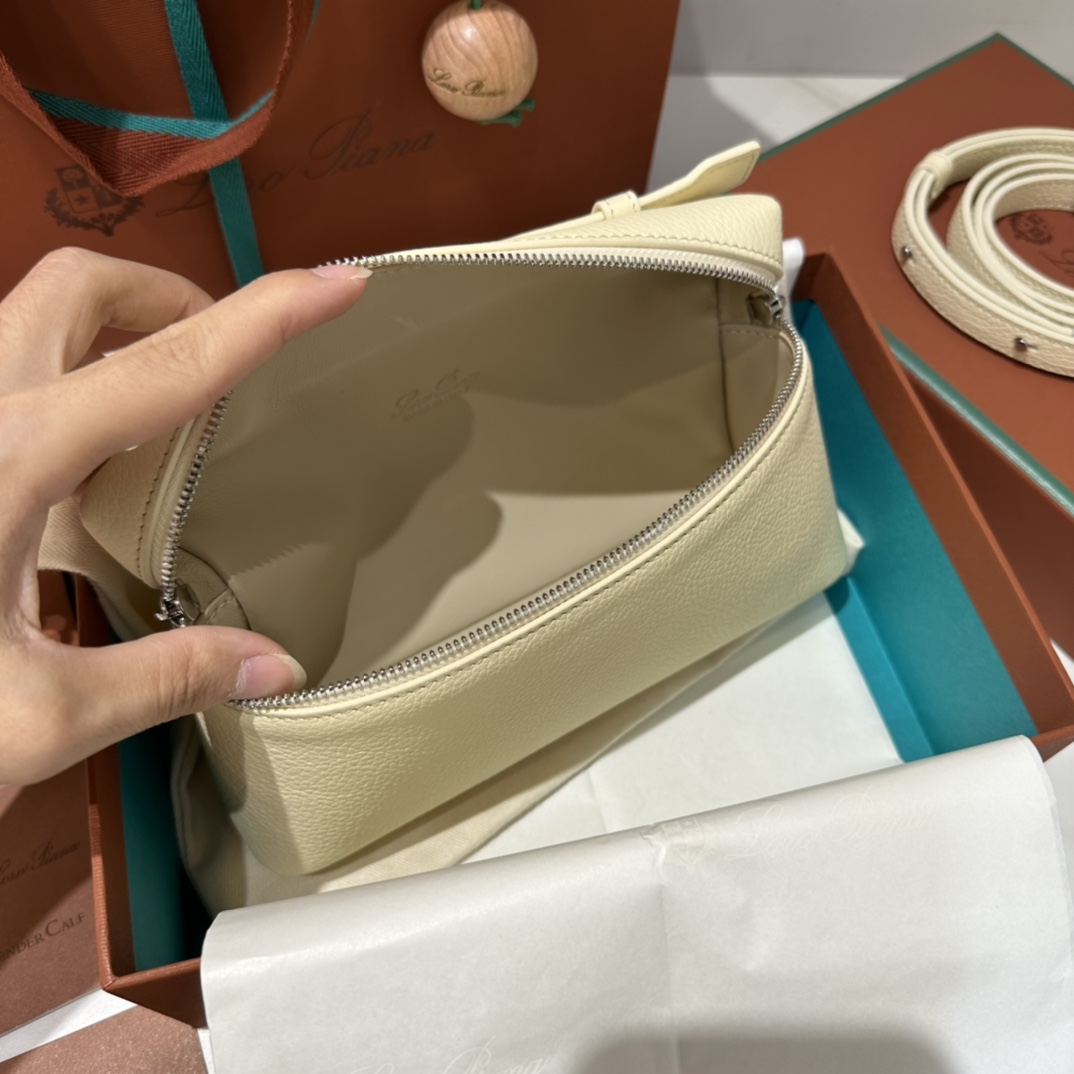 【L19雪梨黄(新版)】
𝐋𝐨𝐫𝐨 𝐏𝐢𝐚𝐧@ Extra pocket L19系列手提/斜挎包
不被定义的生活才最自在,就像loro pian@的材质设计,不需要繁复设计的款式,简洁柔和的轮廓优雅耐看,像一只精美的化妆箱,完美兼顾了颜值和功能性。皮质细腻,手感像黄油一般柔软,小小包身大容量,不光是手提配细肩带还可以斜挎哦,对极简风情有独钟得姐妹可以入手啦,简约百搭,越简单越不同,明星ins网红都在种草,19厘米和27厘米两种大小,一个精致随性,一个优雅大气。
尺寸:小号:长19×宽7×高12cm(配肩带)