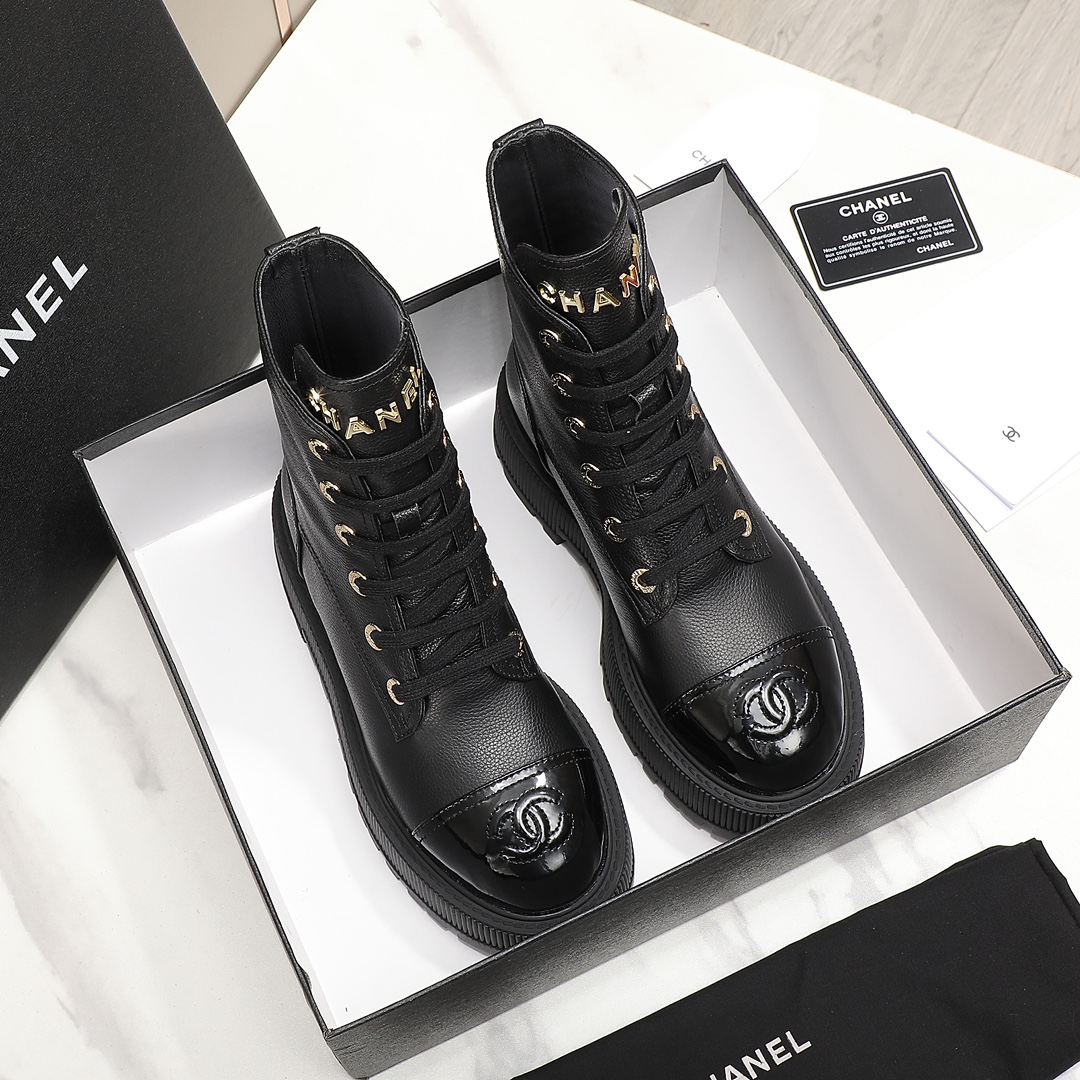 🔥CC小香秋冬牛皮短靴新品🌸fw23 new arrival～香家短靴基础版型，利落帅气！挺阔饱满，帅气拿捏！流线，材质，工艺严苛遵循原版精髓🌟🌟小香五金扣装饰鞋舌，精致独特
鞋面：进口小牛皮，鞋头 牛漆皮
内里垫脚：柔软水染小羊皮
大底：原版定制开模TPU 大底
码数：35-40
‼️330💰
