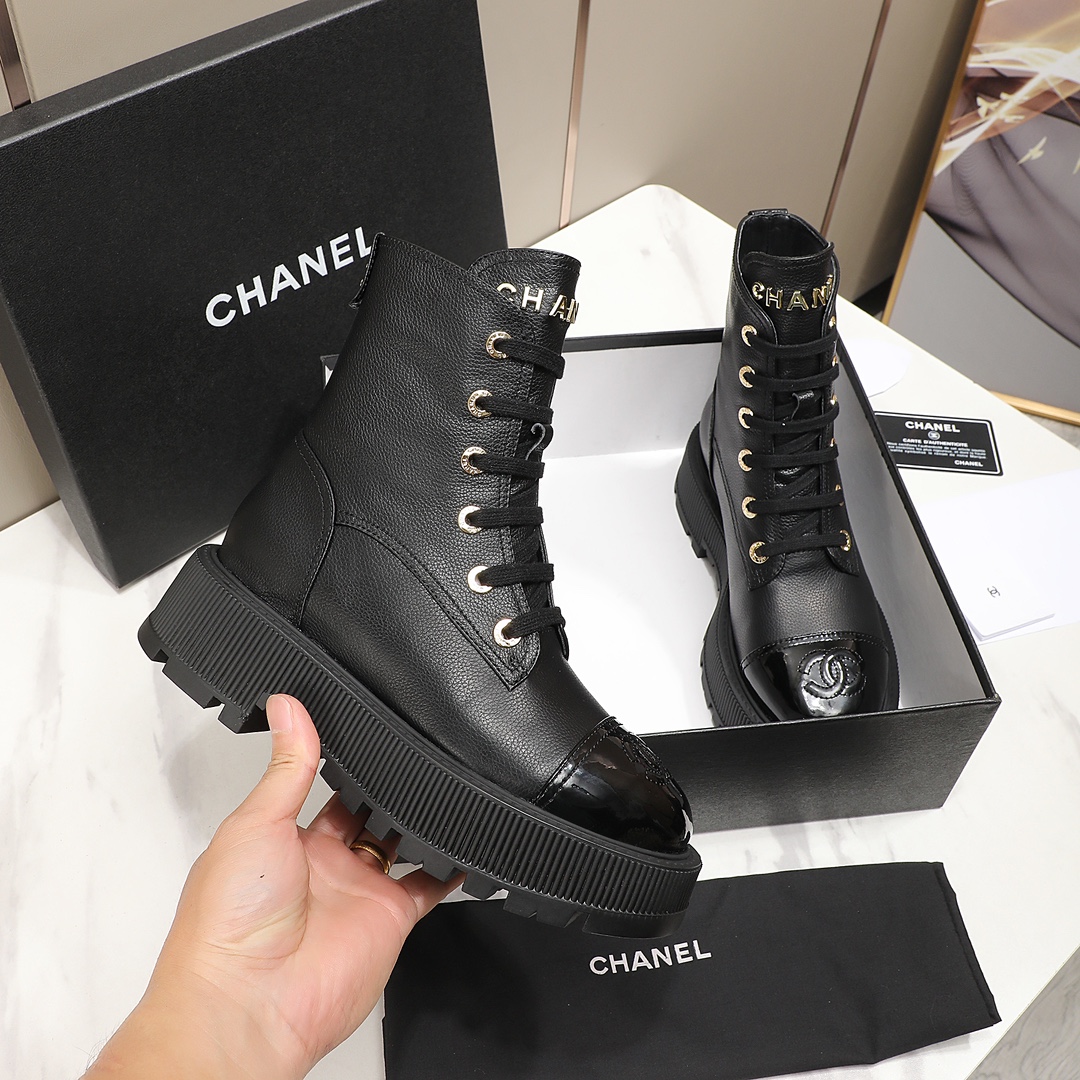 🔥CC小香秋冬牛皮短靴新品🌸fw23 new arrival～香家短靴基础版型，利落帅气！挺阔饱满，帅气拿捏！流线，材质，工艺严苛遵循原版精髓🌟🌟小香五金扣装饰鞋舌，精致独特
鞋面：进口小牛皮，鞋头 牛漆皮
内里垫脚：柔软水染小羊皮
大底：原版定制开模TPU 大底
码数：35-40
‼️330💰