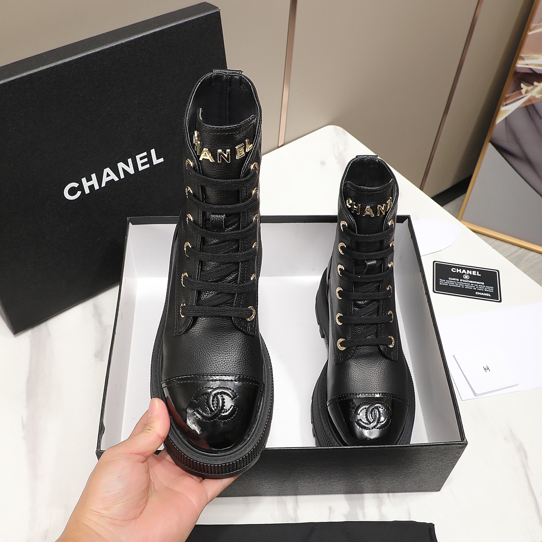 🔥CC小香秋冬牛皮短靴新品🌸fw23 new arrival～香家短靴基础版型，利落帅气！挺阔饱满，帅气拿捏！流线，材质，工艺严苛遵循原版精髓🌟🌟小香五金扣装饰鞋舌，精致独特
鞋面：进口小牛皮，鞋头 牛漆皮
内里垫脚：柔软水染小羊皮
大底：原版定制开模TPU 大底
码数：35-40
‼️330💰