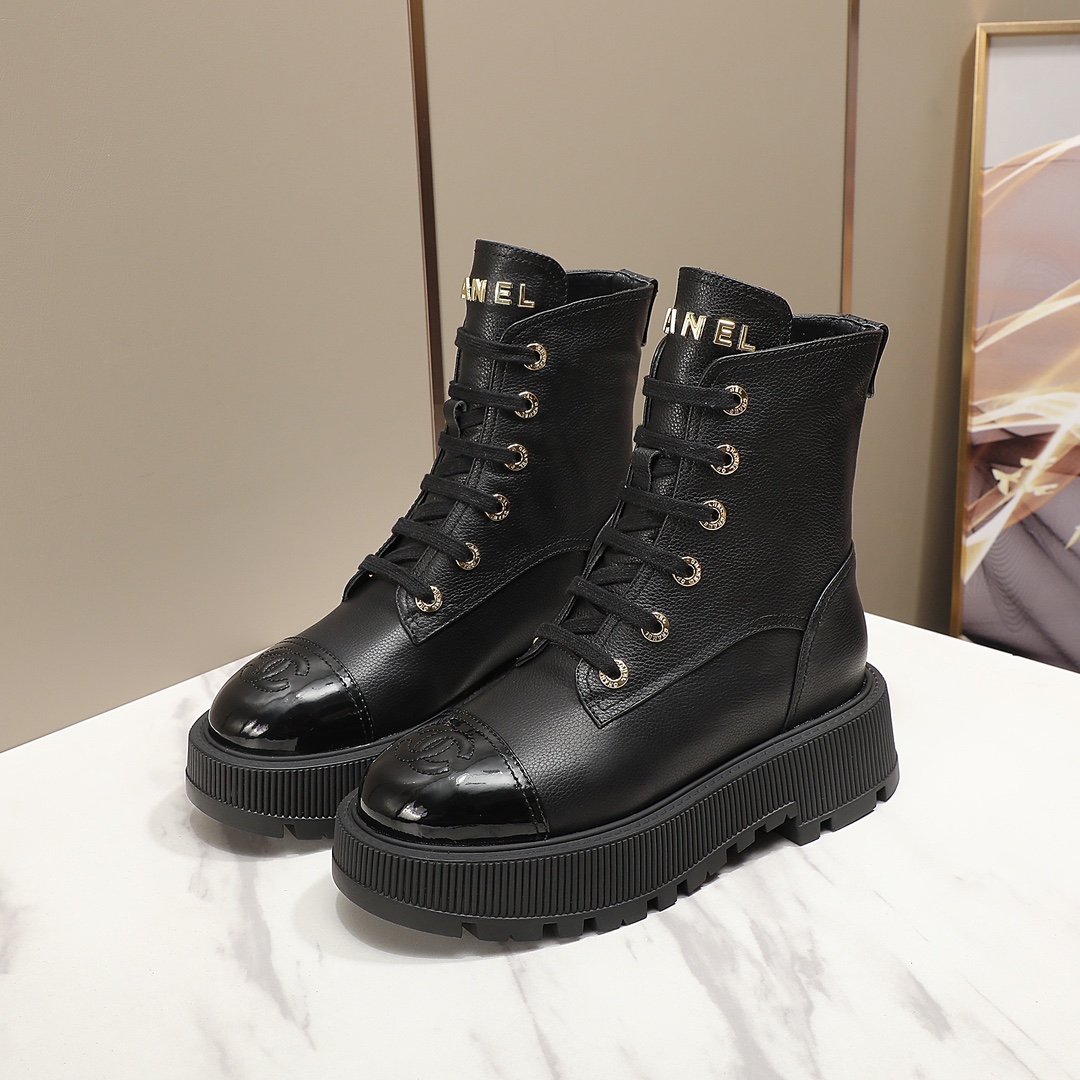 🔥CC小香秋冬牛皮短靴新品🌸fw23 new arrival～香家短靴基础版型，利落帅气！挺阔饱满，帅气拿捏！流线，材质，工艺严苛遵循原版精髓🌟🌟小香五金扣装饰鞋舌，精致独特
鞋面：进口小牛皮，鞋头 牛漆皮
内里垫脚：柔软水染小羊皮
大底：原版定制开模TPU 大底
码数：35-40
‼️330💰