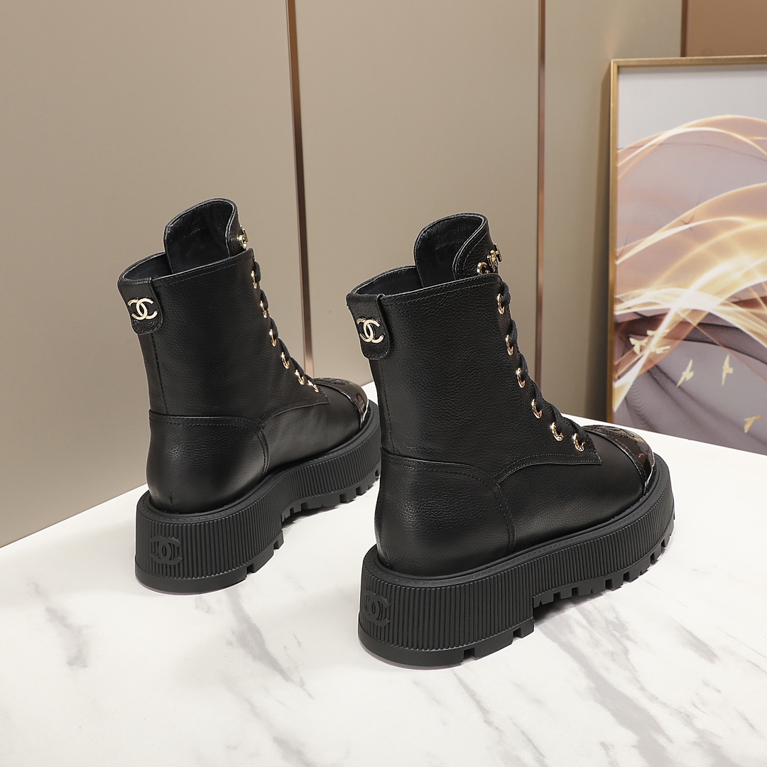 🔥CC小香秋冬牛皮短靴新品🌸fw23 new arrival～香家短靴基础版型，利落帅气！挺阔饱满，帅气拿捏！流线，材质，工艺严苛遵循原版精髓🌟🌟小香五金扣装饰鞋舌，精致独特
鞋面：进口小牛皮，鞋头 牛漆皮
内里垫脚：柔软水染小羊皮
大底：原版定制开模TPU 大底
码数：35-40
‼️330💰