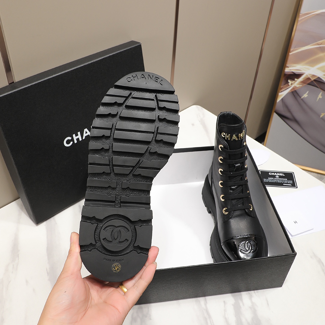 🔥CC小香秋冬牛皮短靴新品🌸fw23 new arrival～香家短靴基础版型，利落帅气！挺阔饱满，帅气拿捏！流线，材质，工艺严苛遵循原版精髓🌟🌟小香五金扣装饰鞋舌，精致独特
鞋面：进口小牛皮，鞋头 牛漆皮
内里垫脚：柔软水染小羊皮
大底：原版定制开模TPU 大底
码数：35-40
‼️330💰