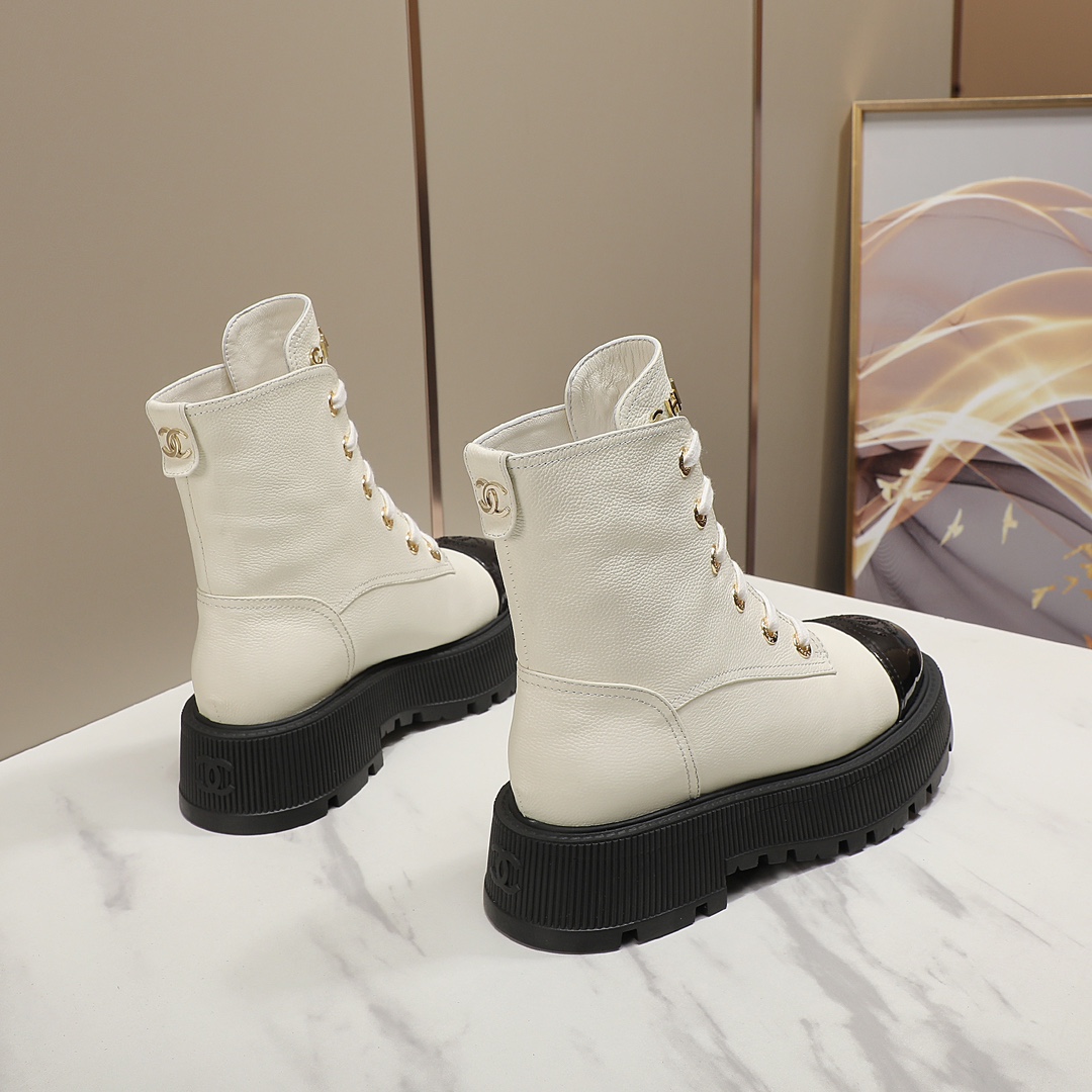 🔥CC小香秋冬牛皮短靴新品🌸fw23 new arrival～香家短靴基础版型，利落帅气！挺阔饱满，帅气拿捏！流线，材质，工艺严苛遵循原版精髓🌟🌟小香五金扣装饰鞋舌，精致独特
鞋面：进口小牛皮，鞋头 牛漆皮
内里垫脚：柔软水染小羊皮
大底：原版定制开模TPU大底
码数：35-40
‼️330💰