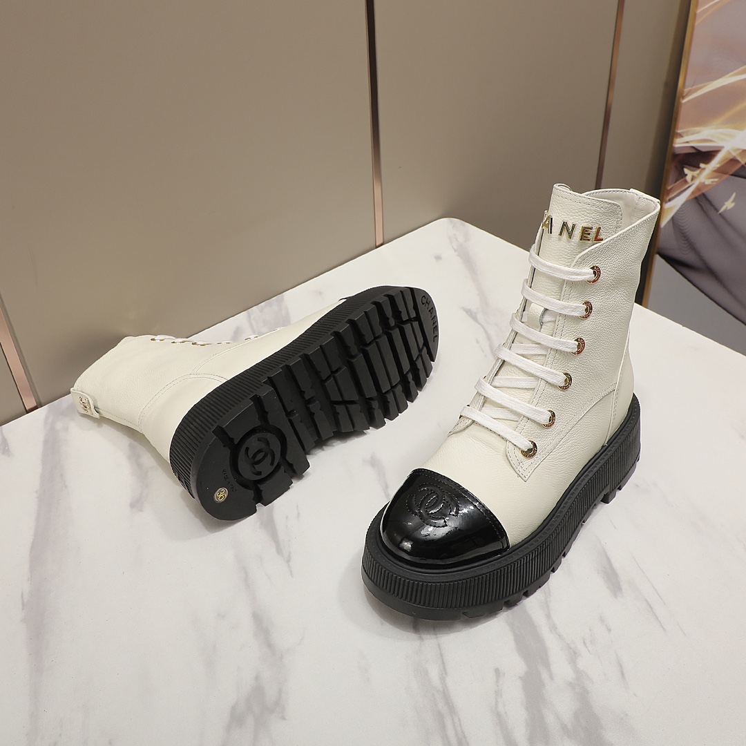 🔥CC小香秋冬牛皮短靴新品🌸fw23 new arrival～香家短靴基础版型，利落帅气！挺阔饱满，帅气拿捏！流线，材质，工艺严苛遵循原版精髓🌟🌟小香五金扣装饰鞋舌，精致独特
鞋面：进口小牛皮，鞋头 牛漆皮
内里垫脚：柔软水染小羊皮
大底：原版定制开模TPU大底
码数：35-40
‼️330💰