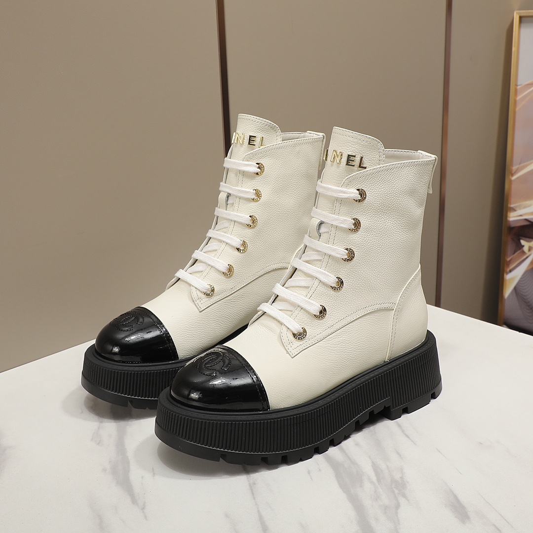 🔥CC小香秋冬牛皮短靴新品🌸fw23 new arrival～香家短靴基础版型，利落帅气！挺阔饱满，帅气拿捏！流线，材质，工艺严苛遵循原版精髓🌟🌟小香五金扣装饰鞋舌，精致独特
鞋面：进口小牛皮，鞋头 牛漆皮
内里垫脚：柔软水染小羊皮
大底：原版定制开模TPU大底
码数：35-40
‼️330💰