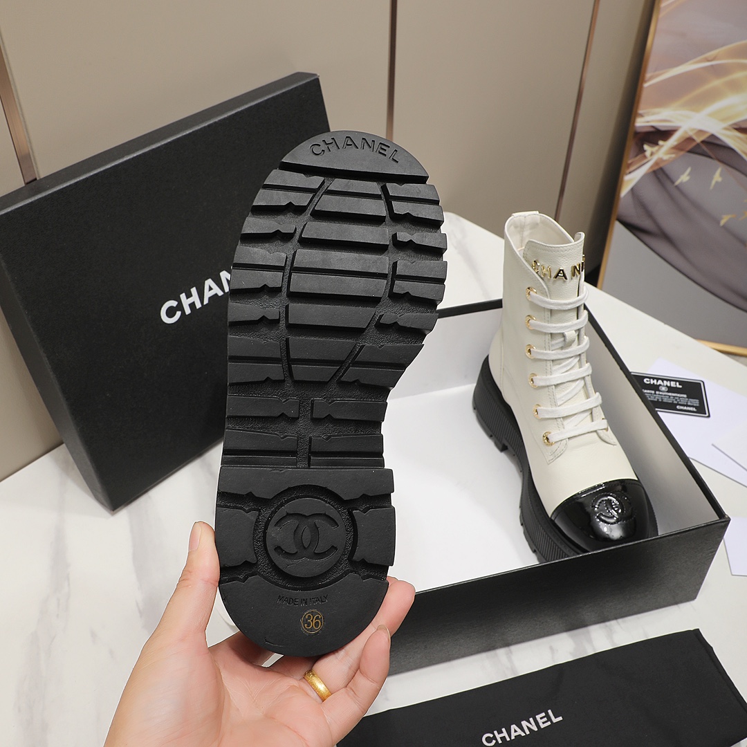 🔥CC小香秋冬牛皮短靴新品🌸fw23 new arrival～香家短靴基础版型，利落帅气！挺阔饱满，帅气拿捏！流线，材质，工艺严苛遵循原版精髓🌟🌟小香五金扣装饰鞋舌，精致独特
鞋面：进口小牛皮，鞋头 牛漆皮
内里垫脚：柔软水染小羊皮
大底：原版定制开模TPU大底
码数：35-40
‼️330💰