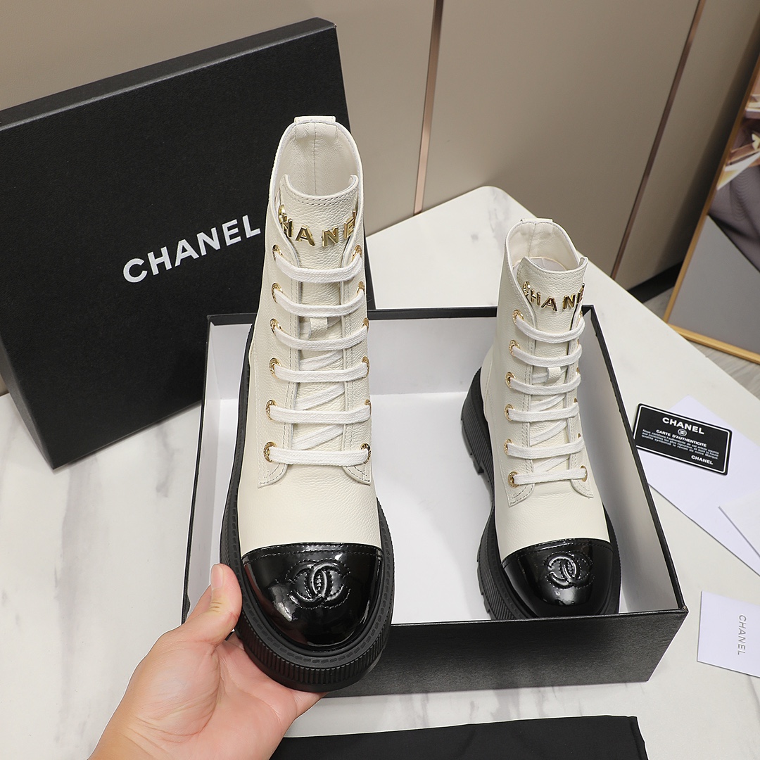 🔥CC小香秋冬牛皮短靴新品🌸fw23 new arrival～香家短靴基础版型，利落帅气！挺阔饱满，帅气拿捏！流线，材质，工艺严苛遵循原版精髓🌟🌟小香五金扣装饰鞋舌，精致独特
鞋面：进口小牛皮，鞋头 牛漆皮
内里垫脚：柔软水染小羊皮
大底：原版定制开模TPU大底
码数：35-40
‼️330💰