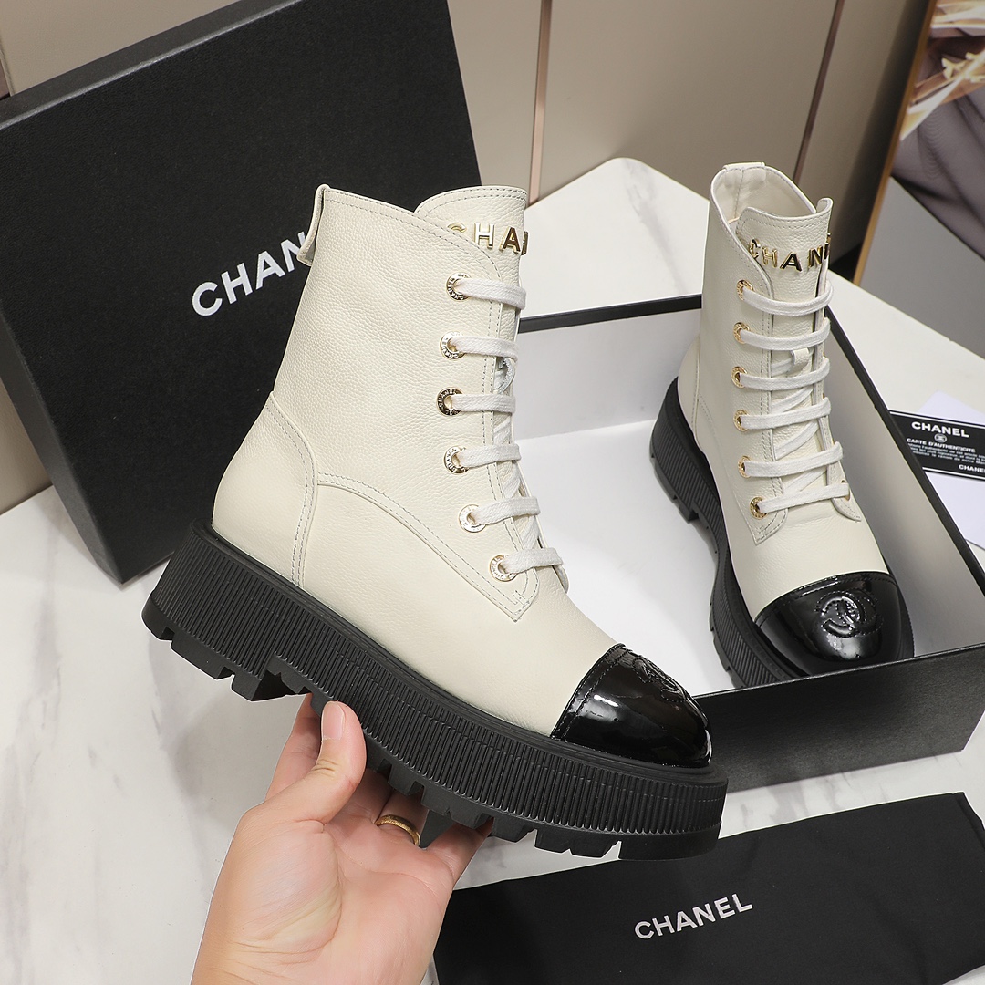 🔥CC小香秋冬牛皮短靴新品🌸fw23 new arrival～香家短靴基础版型，利落帅气！挺阔饱满，帅气拿捏！流线，材质，工艺严苛遵循原版精髓🌟🌟小香五金扣装饰鞋舌，精致独特
鞋面：进口小牛皮，鞋头 牛漆皮
内里垫脚：柔软水染小羊皮
大底：原版定制开模TPU大底
码数：35-40
‼️330💰