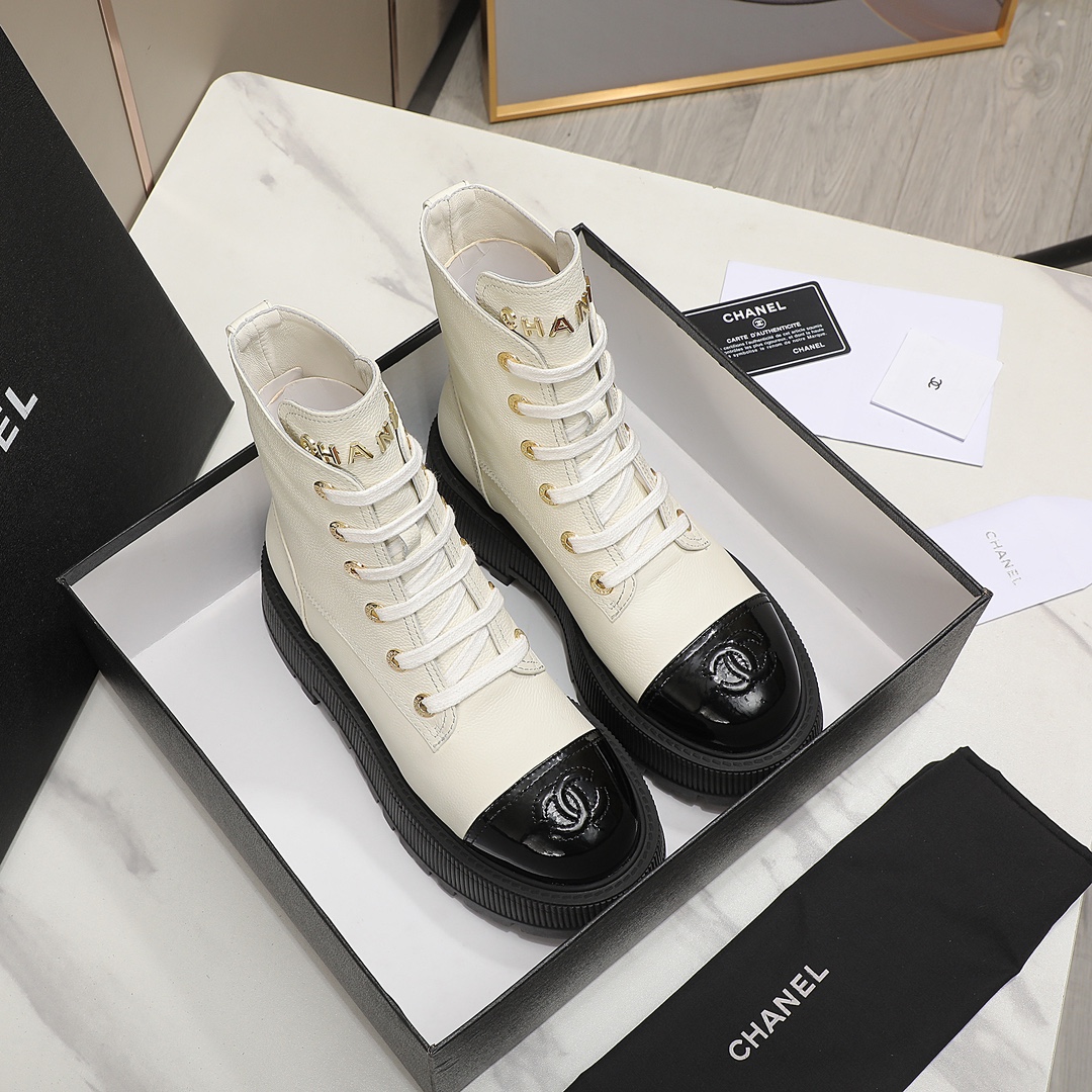 🔥CC小香秋冬牛皮短靴新品🌸fw23 new arrival～香家短靴基础版型，利落帅气！挺阔饱满，帅气拿捏！流线，材质，工艺严苛遵循原版精髓🌟🌟小香五金扣装饰鞋舌，精致独特
鞋面：进口小牛皮，鞋头 牛漆皮
内里垫脚：柔软水染小羊皮
大底：原版定制开模TPU大底
码数：35-40
‼️330💰