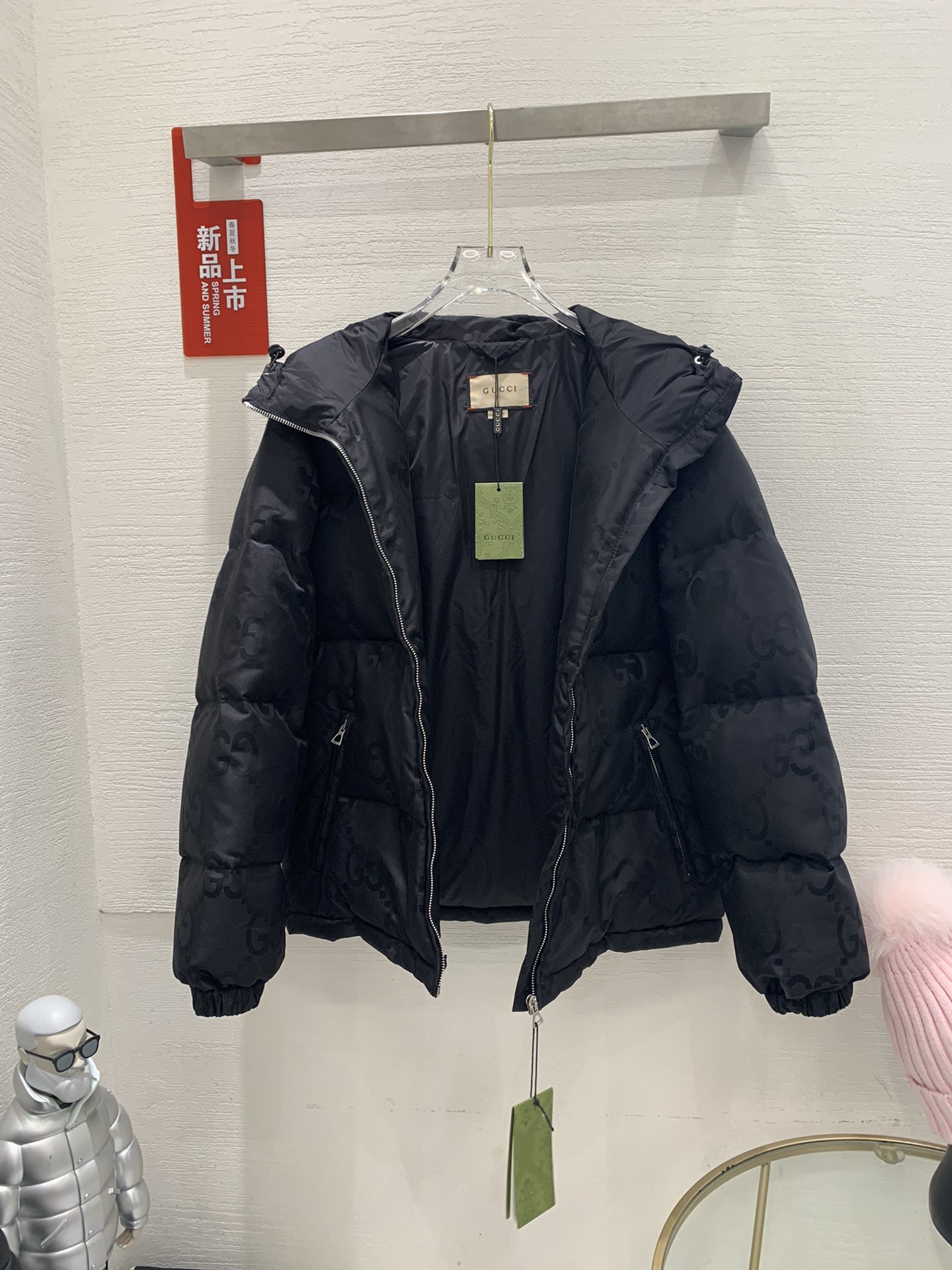 gucciFW新款双G满LOGO黑色连帽羽绒服这款拉链羽绒服是焕新推出的配饰和成衣系列中的一款再生尼龙由