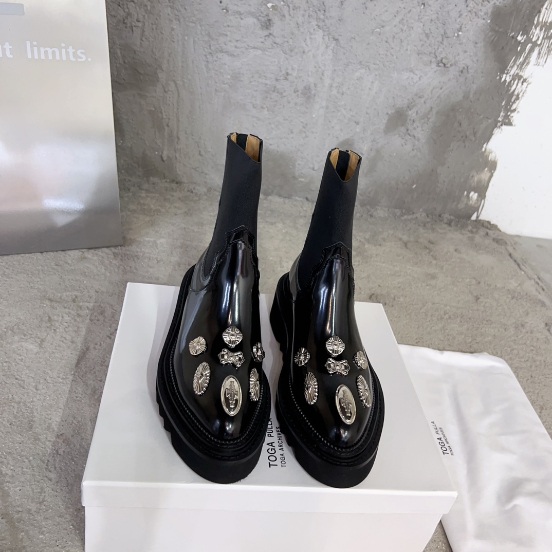 New 2023 Toga Pulla Chelsea Insignia Shoes with Beaded Cattle Skin