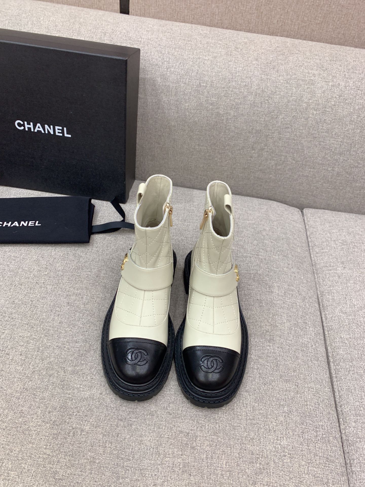 NO:485005,CHANE's newest short boots, classic simple and versatile style, side zippers, easy to put on and take off, soft sheepskin, inner footbed sheepskin, Italian leather outsole, size 35-39 (customized for 40), boots, chanel, boots, sheepskin, Leather soles19860909CHANE*新款短靴 经典简约百搭款 侧拉链方便穿脱 鞋面柔软羊皮 内里垫脚羊皮 意大利真皮大底 尺码35-39（40定做）,靴子,chanel,boots,sheepskin,Leather soles,Women's Shoes