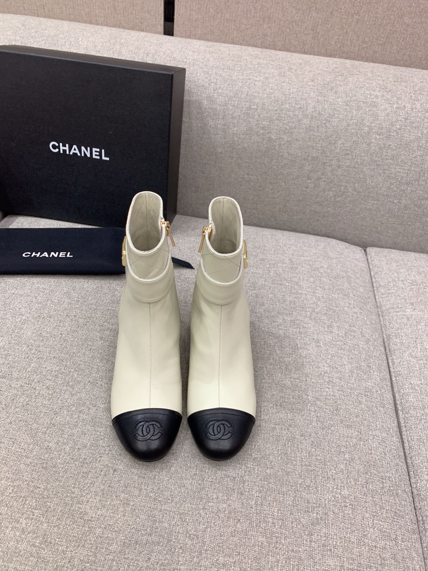 NO:485008,CHANE's latest thick heeled boots, classic simple and versatile style, soft upper, inner foot padded sheepskin, Italian leather outsole, heel height 7cm, size 35-39 (customized for 40), boots, chanel, boots, sheepskin, Leather soles19860909CHANE*新款粗跟高跟短靴 经典简约百搭款 鞋面柔软羊皮 内里垫脚羊皮 意大利真皮大底  跟高7cm 尺码35-39（40定做）,靴子,chanel,boots,sheepskin,Leather soles,Women's Shoes