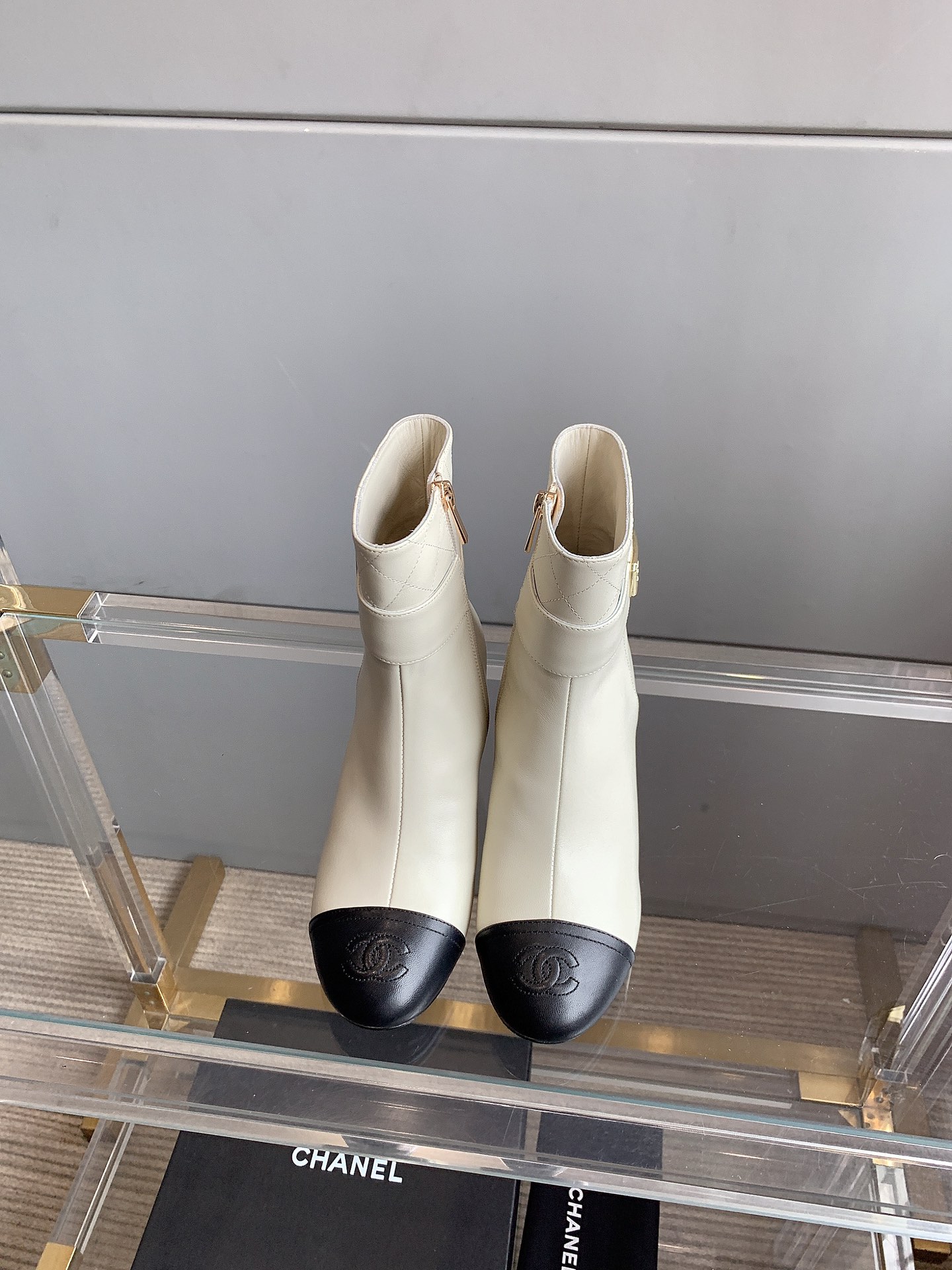 NO:479579,CHANE's latest thick heeled boots, classic simple and versatile style, soft upper, inner foot padded sheepskin, Italian leather outsole, heel height 7cm, size 35-39 (customized for 40), boots, chanel, boots, sheepskin, Leather soles19860909CHANE*新款粗跟高跟短靴 经典简约百搭款 鞋面柔软羊皮 内里垫脚羊皮 意大利真皮大底  跟高7cm 尺码35-39（40定做）,靴子,chanel,boots,sheepskin,Leather soles,Women's Shoes