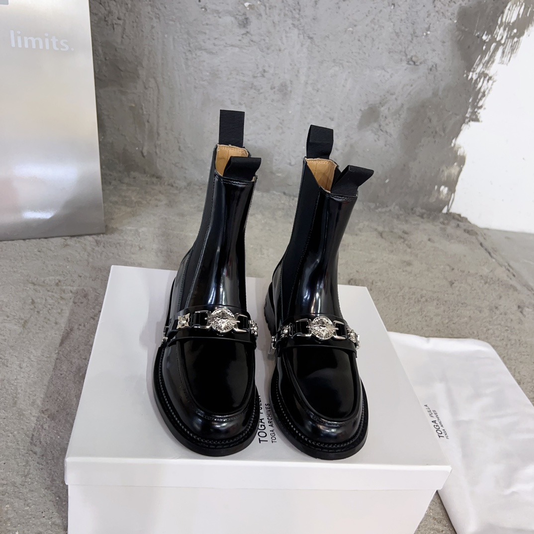 New 2023 Toga Pulla Chelsea Shoes: Brightest Fashion for Fall/Winter Tide