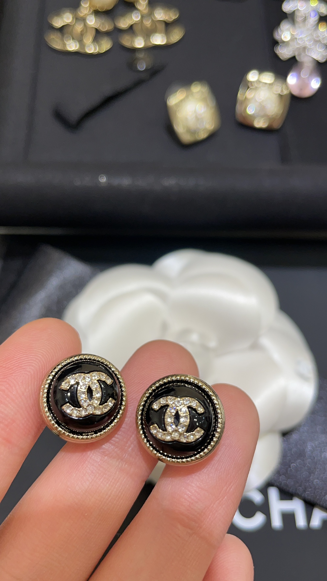 NO:635193,88160 arrived today and purchased yb * 22C new black ball button double C earrings, classic black gold color, noble and elegant with a bit of retro, double C is a small diamond, more refined and beautiful than the previous classic model, simple and elegant, the upper ear is very colorful, z development and customization, brass gold plating, Swarovski diamond resin, with packaging, earrings, gold plating, Cartier high-end jewelry1986090988160 今日到货购入yb * 22C新款黑色圆球纽扣双C耳钉 经典黑金配色 贵气优雅中带点复古 双C是小钻 比以前的经典款更精致好看 简洁大方的好看 上耳很出彩 z开发定制 黄铜镀金 施华洛钻树脂 带包装 耳钉,,gold plating,卡迪亚高端饰品,Jewelry