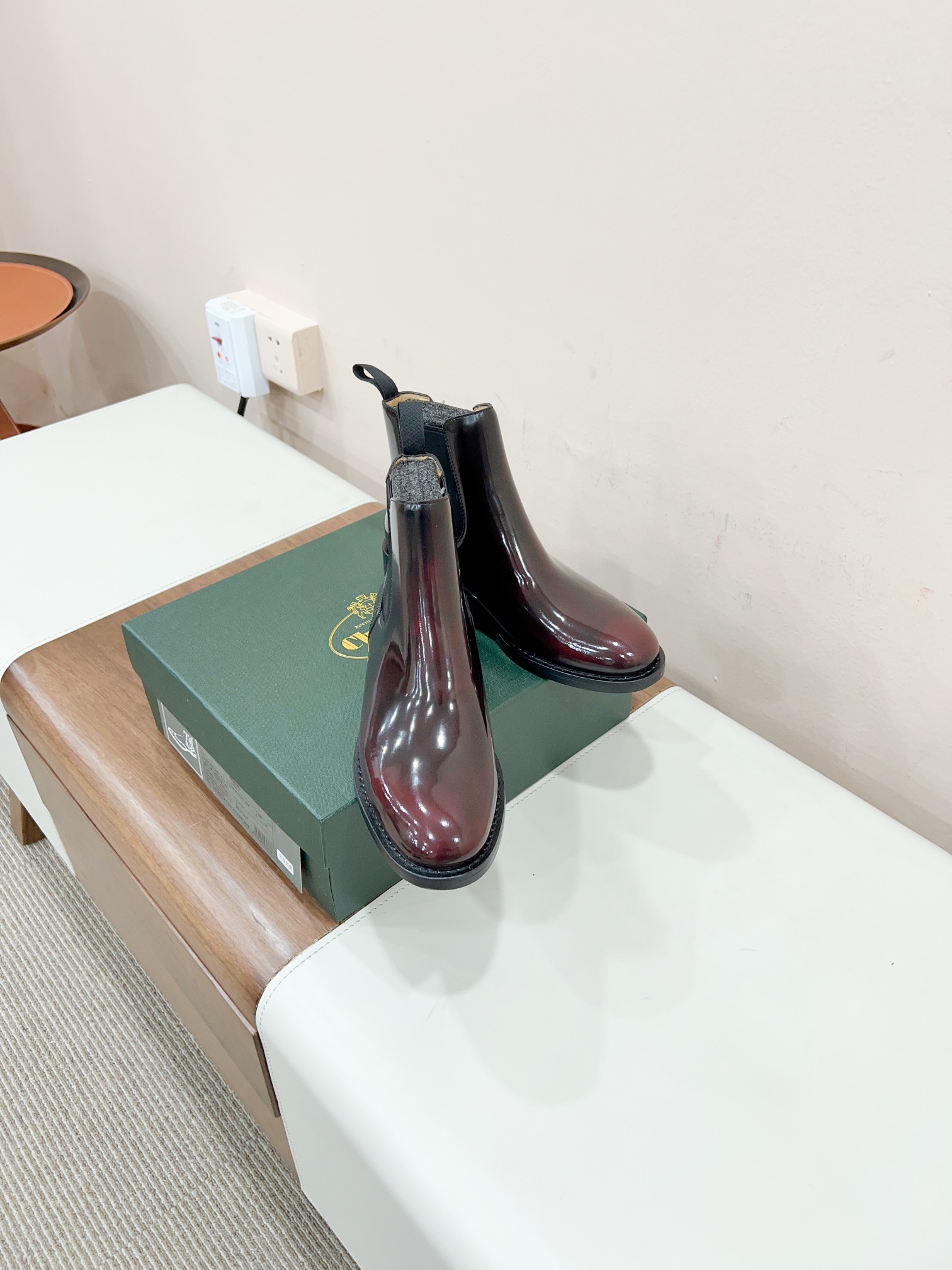 NO:647938,Certified 25 Chel boots must be your first choice!  The same style of Beckham Beckham and Yang Mi is super popular, and many celebrities and Internet celebrities have bought it. The shoe shape is smooth and slender, and the ankle line is modified to look good. Churcs has all the qualities of a good pair of leather shoes. It is exquisite, simple and interesting. It is made of original untanned open-edge beaded cowhide. The toe and back are decorated with brogue carvings, which interprets the elegant temperament in a low-key way. The ankle is equipped with elastic straps to ensure that the shoe fits well and is easy to wear. Making each pair of shoes completely identifiable and unique.  The sole is made from a combination of genuine leather and rubber for added grip and versatility. Estella perfectly blends the sophisticated brogue into the classic Chelsea boot, creating a completely unique style in a modern twist, while the low block heel adds an unexpected touch of femininity. Original: Develop a replica top version!  !  : 35-40 women, uniform, extremely cost-effective, no negotiation., boots, boots, cowhide19860909已认证25 切尔靴一定是你的首选！ 贝嫂、杨幂同款超火爆,众多明星网红纷纷入手 鞋型流畅而修长 脚踝线条被修饰的好好看 Churcs具备一双好皮鞋的全部素质.精致简约又不乏趣味 采用未经鞣制处理的原质开边珠牛皮 鞋头和背面饰有布洛克雕花,低调诠释优雅气质. 脚踝配松紧带,确保鞋型合脚易穿. 使每双鞋完全可识别且独一无二. 鞋底采用真皮和橡胶组合制成,以增加抓地力和多功能行. Estella 完美地将复杂的布洛克鞋融入经典切尔西靴中,在现代风格中营造出完全独特的风格,而低粗跟则增添了意想不到的女性气质的魅力. 原版:开发复刻顶级版本！！ : 35-40女 统一 极致性价比 不议价.,靴子,boots,cowhide,Women's Shoes