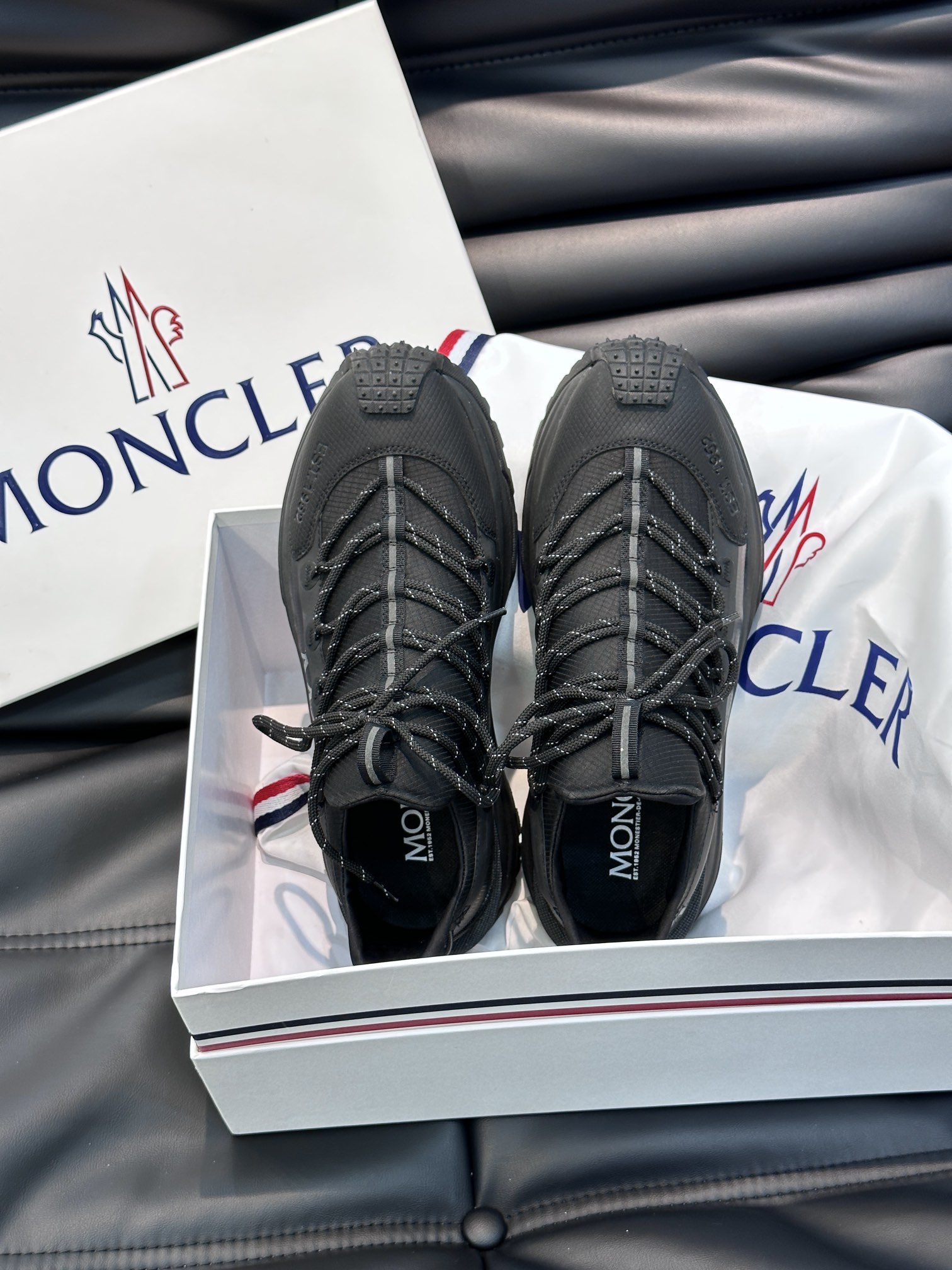 Moncler/蒙口男士户外系带运动鞋具有舒适防滑性能采用皮革和科技面料制成专为户外跑步或都市漫步而设兼