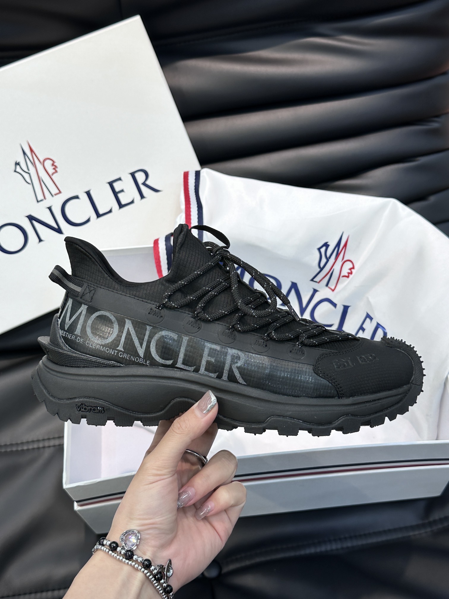 Moncler/蒙口男士户外系带运动鞋具有舒适防滑性能采用皮革和科技面料制成专为户外跑步或都市漫步而设兼