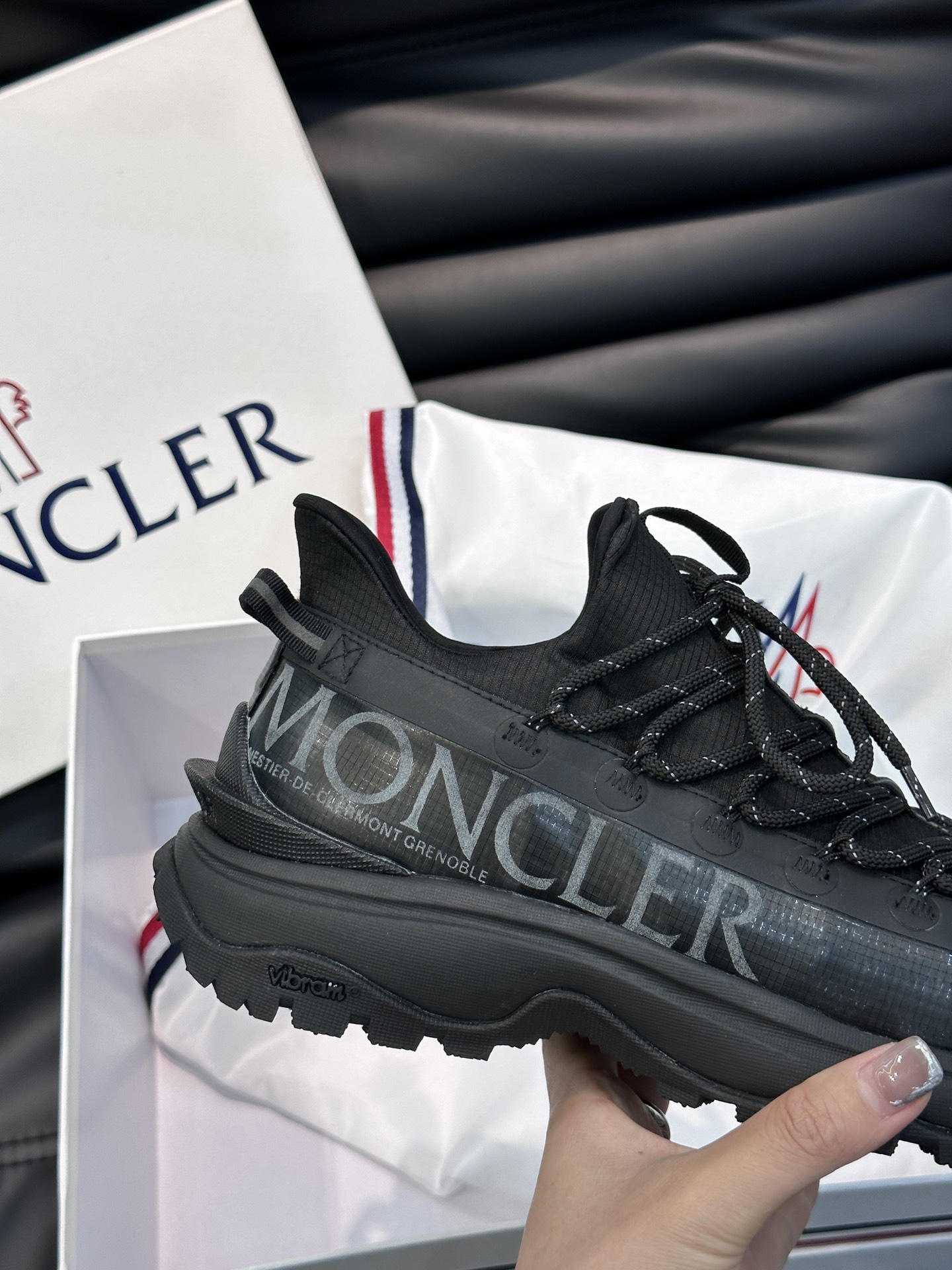 Moncler/蒙口男士户外系带运动鞋具有舒适防滑性能采用皮革和科技面料制成专为户外跑步或都市漫步而设兼