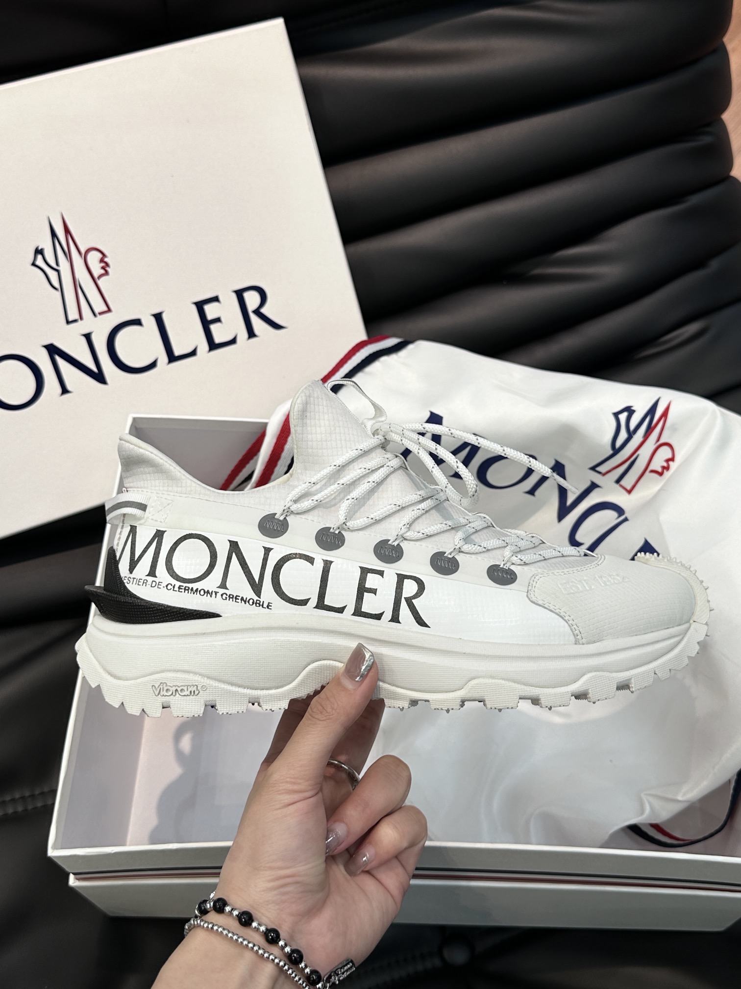 Moncler/蒙口男士户外系带运动鞋具有舒适防滑性能采用皮革和科技面料制成专为户外跑步或都市漫步而设兼