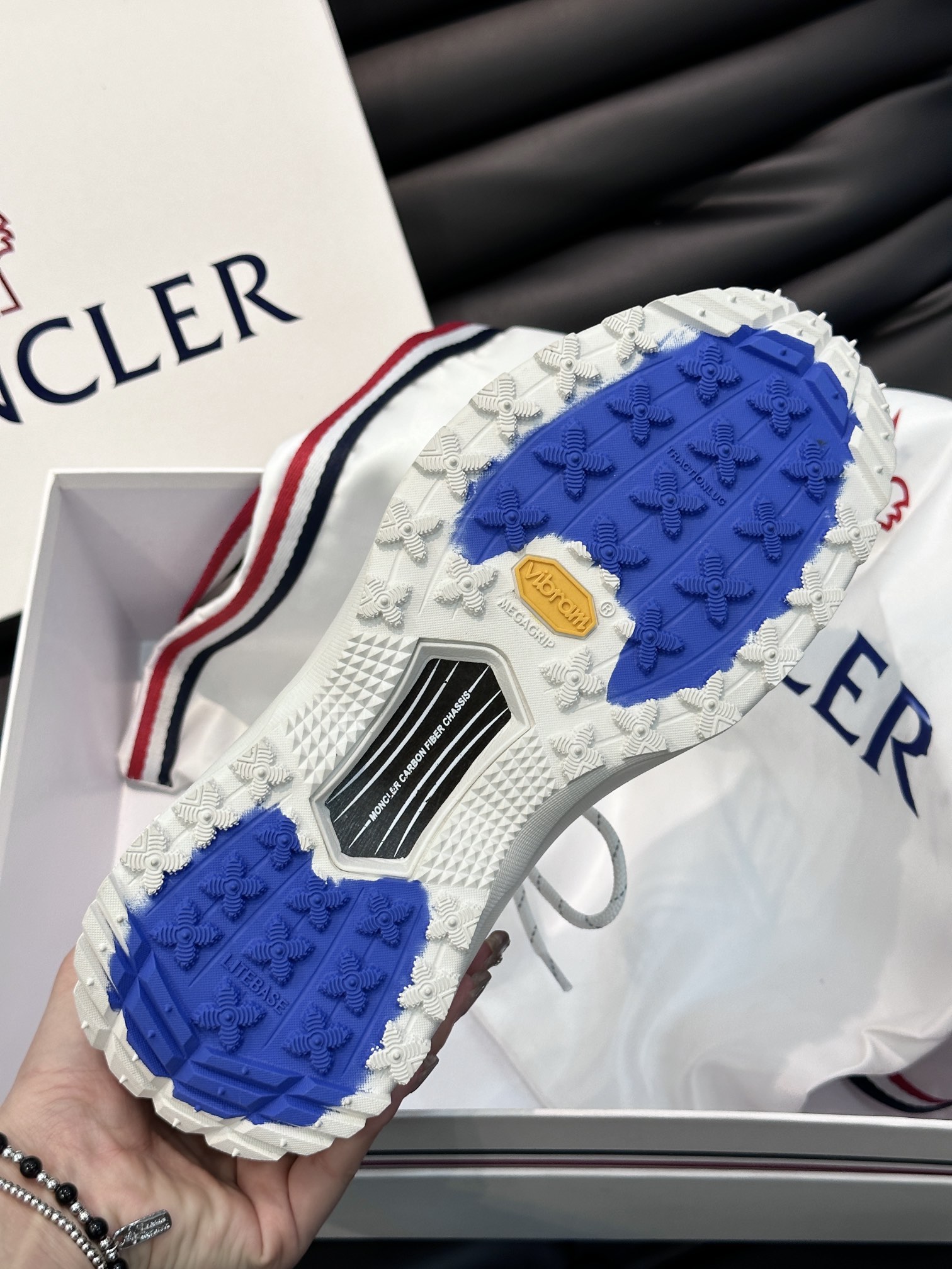 Moncler/蒙口男士户外系带运动鞋具有舒适防滑性能采用皮革和科技面料制成专为户外跑步或都市漫步而设兼